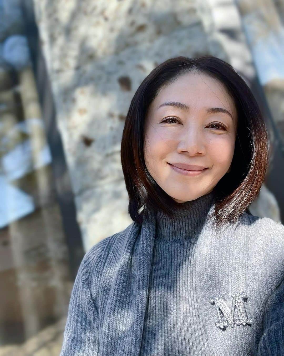 坂村かおるのインスタグラム：「・ 最近は、ブローチが気になる！ ・ 若い頃は、なんか「おばさんクサイ！」と思っていたが‥💦 ・ おばさんになったら、やっぱり素敵💕と思ってしまうのであった☺️ ・ なんでだろう？ ・ ネックレスでは、ちょっと盛りすぎかな？でもプチお洒落がしたい時、丁度どいい！ ・ ファションは、一つ抜け感を持つそんなお洒落が好きである☺️ ・ ・  いつも「いいね！」を頂きありがとうございます！ 皆さんのコメントに元気を貰っています😊   #クィーンオブ美魔女 #team美魔女 #美ST #坂村かおる #トータルビューティーアドバイザー #美しく老いる #バランス #美容 #コスメ #ファッション #今日のコーデ #トータルバランス #お洒落な人と繋がりたい #コスメ好きな人と繋がりたい #美意識高い人と繋がりたい #美魔女 #美魔女が変わる #アップデートしてる人と繋がりたい #自分らしくアップデート #ブローチコーデ #ブローチ好き」