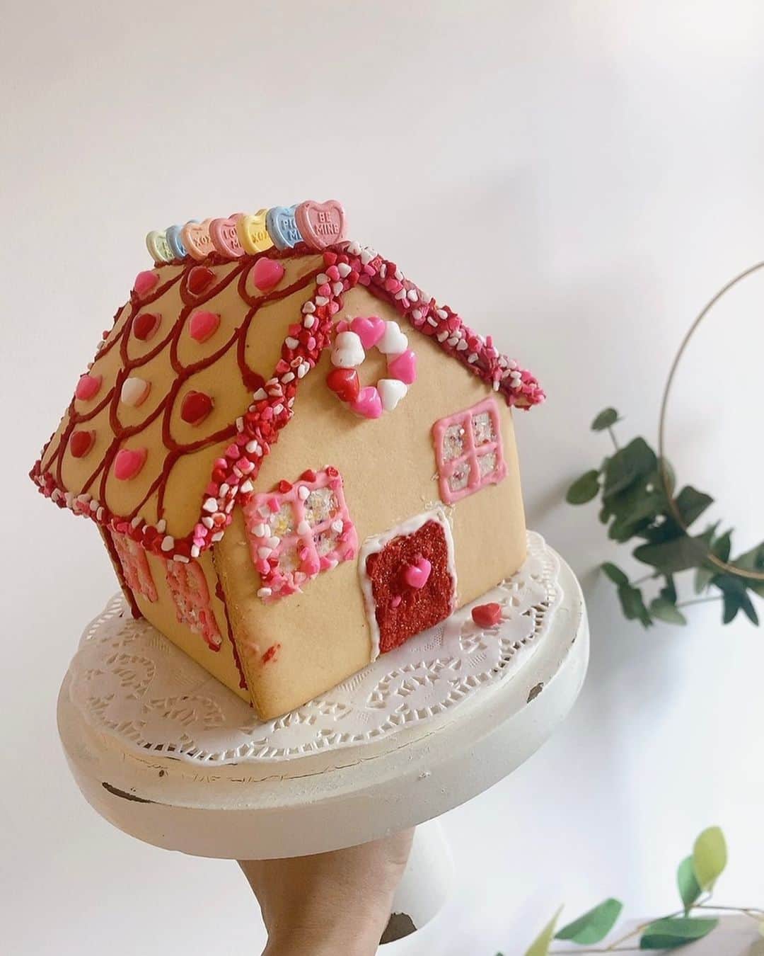 酒向杏奈のインスタグラム：「. Valentine's Day this year❤️ . 今年も女の子とママたちで集まって、Strawberry dipping とCake popsを作りました♪ . 中々チョコレートコーティングを美しく固めるのは難しかったけど💧味はとっても美味しかった‼︎ . 別の日に"Valentine cookie house kit"というのを見つけて娘と一緒に作りました🍓 これは3歳の娘には高度で💧母が大変だった💨 でも、出来ることがたくさん増えたね♪ . In Japan, it is customary for women to give chocolate to men on Valentine's Day. This year, the girls and moms got together again to make Strawberry Dipping and Cake Pops. . #Valentine #2023 #strawberrydipping #cakepops #3ygirl  #boston」