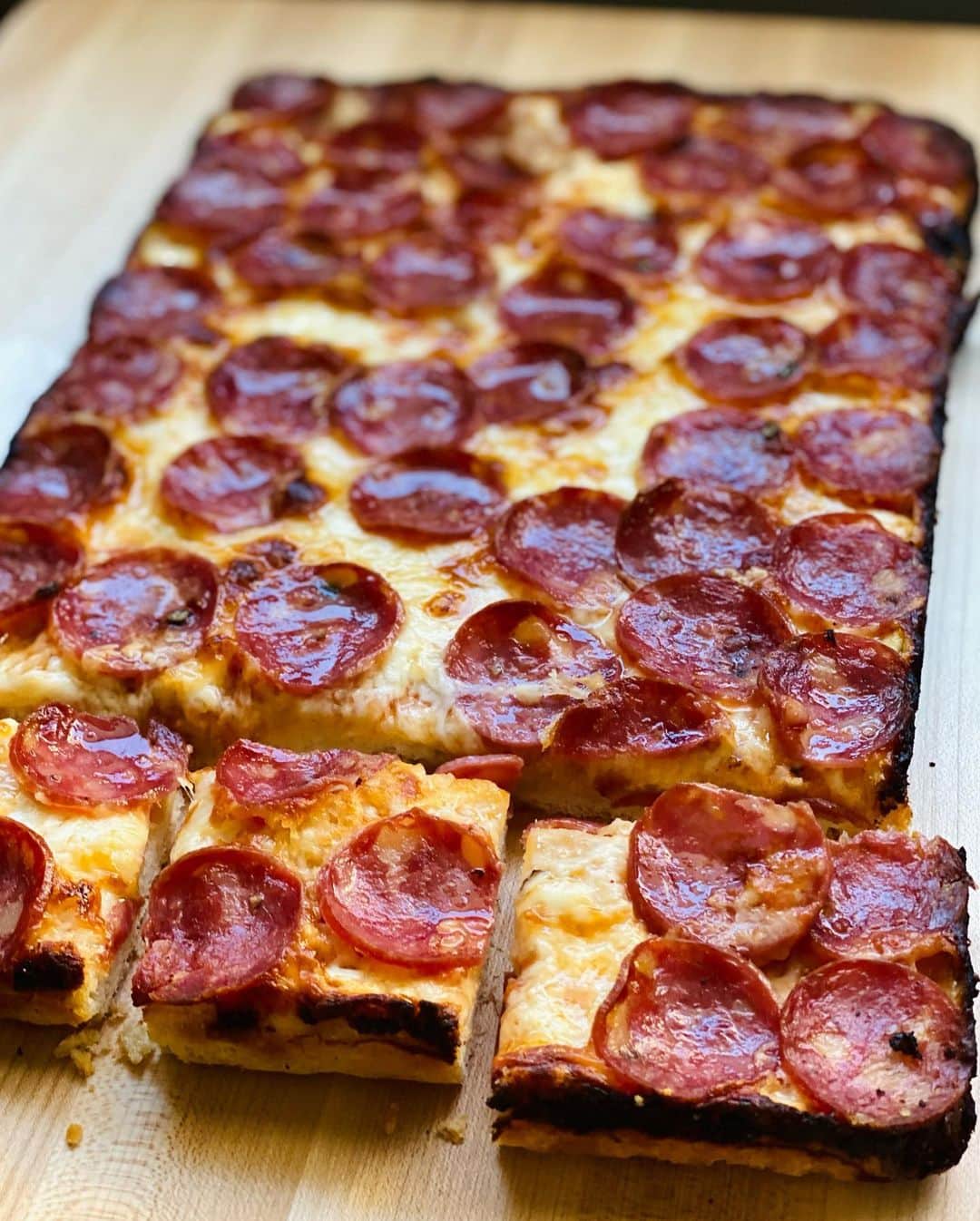 Antonietteのインスタグラム：「It’s Sunday around here, or more fitting….’ZAnday! Enjoying this restful day by making Detroit style pizza. My fave style with its’ yeasty, soft interior yet slightly crunchy edged square slices. 😋⬜️🍕」
