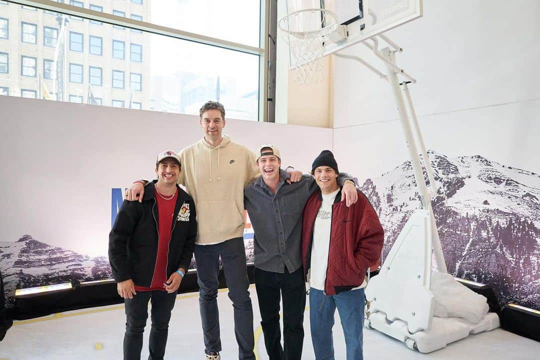 Blake Grayさんのインスタグラム写真 - (Blake GrayInstagram)「Played a 3v1 V.S @paugasol yesterday.. who do y’all think won? 😂 @nba @nbaallstar #nbaallstar #ad」2月20日 7時38分 - blakegray