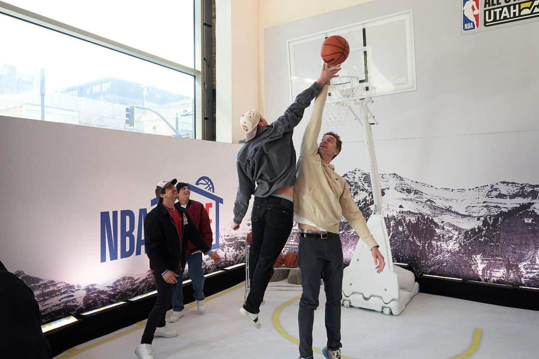 Blake Grayさんのインスタグラム写真 - (Blake GrayInstagram)「Played a 3v1 V.S @paugasol yesterday.. who do y’all think won? 😂 @nba @nbaallstar #nbaallstar #ad」2月20日 7時38分 - blakegray