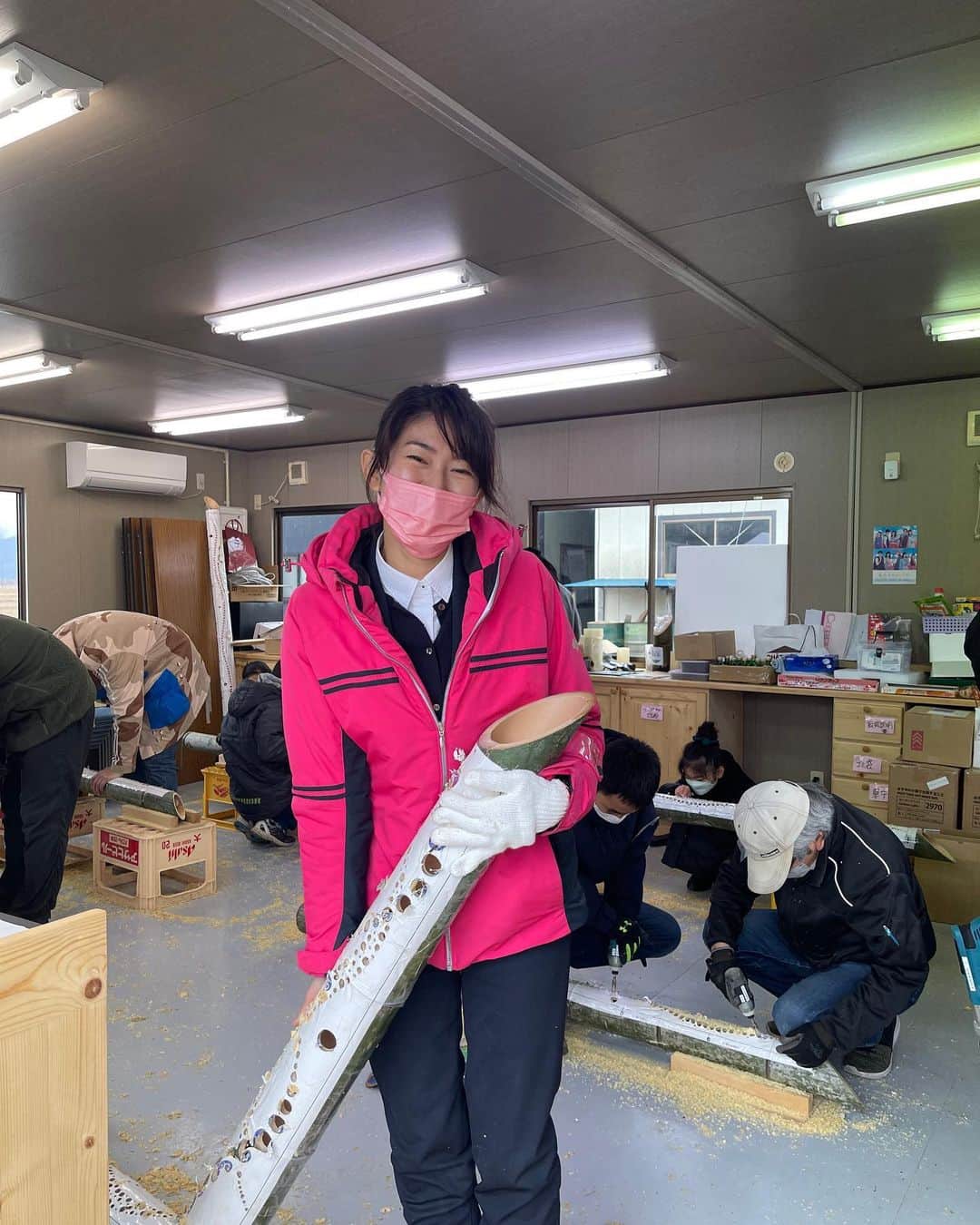 森下千里のインスタグラム：「大川小学校　ご遺族の皆さんが主体となって作る　#竹あかり　制作のお手伝いへ行ってきました。 今回は、 東京からもお手伝いが来ており、 総勢60名というすごい人でした。  朝からみんなの食事を作り、午後は穴あけ。 その間にも、色々な話を聞かせていただく。 震災が起こる前、その日に起こったことから裁判まで。誰ひとりとして同じ体験をしている方はいません。 悲しみや悔しさを抱えながらも前に進んでいく姿に感銘を受ける。 だからこそ、これほど人が集まるのだと思う。  インフラについても聞かせていただいた。 震災前にもすでに海岸の砂が削られて減っていたことや堤防の劣化。 現在の防潮堤の仕組み上の欠陥は改善しなければいけないと聞きながら思った。  ともあれ、今年の３月１１日。 大川小学校の竹あかりを見にこられる方は、去年より増えることに間違いない。 また、皆さんに会えることを楽しみにして。」