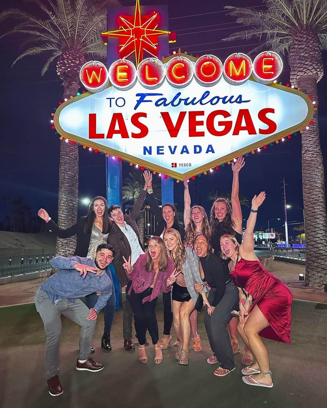 Paige Rydbergさんのインスタグラム写真 - (Paige RydbergInstagram)「All you need is 48 hours in Vegas to make 40 hours worth of unforgettable memories🤤 Had the best time with the best crew🖤」2月20日 8時56分 - paigerydberg