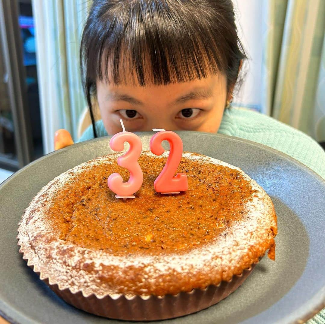 藤井快のインスタグラム：「It was my wife’s birthday!🎂 Celebrate with your favorite carrot cake this year.🥕  今年も妻の誕生日はにんじんケーキでお祝い！ いつもありがとう🙇🏻‍♂️ これからもよろしくお願いします🤟  #happybirthday #にんじんケーキ #carrotcake #歳が丸わかり」