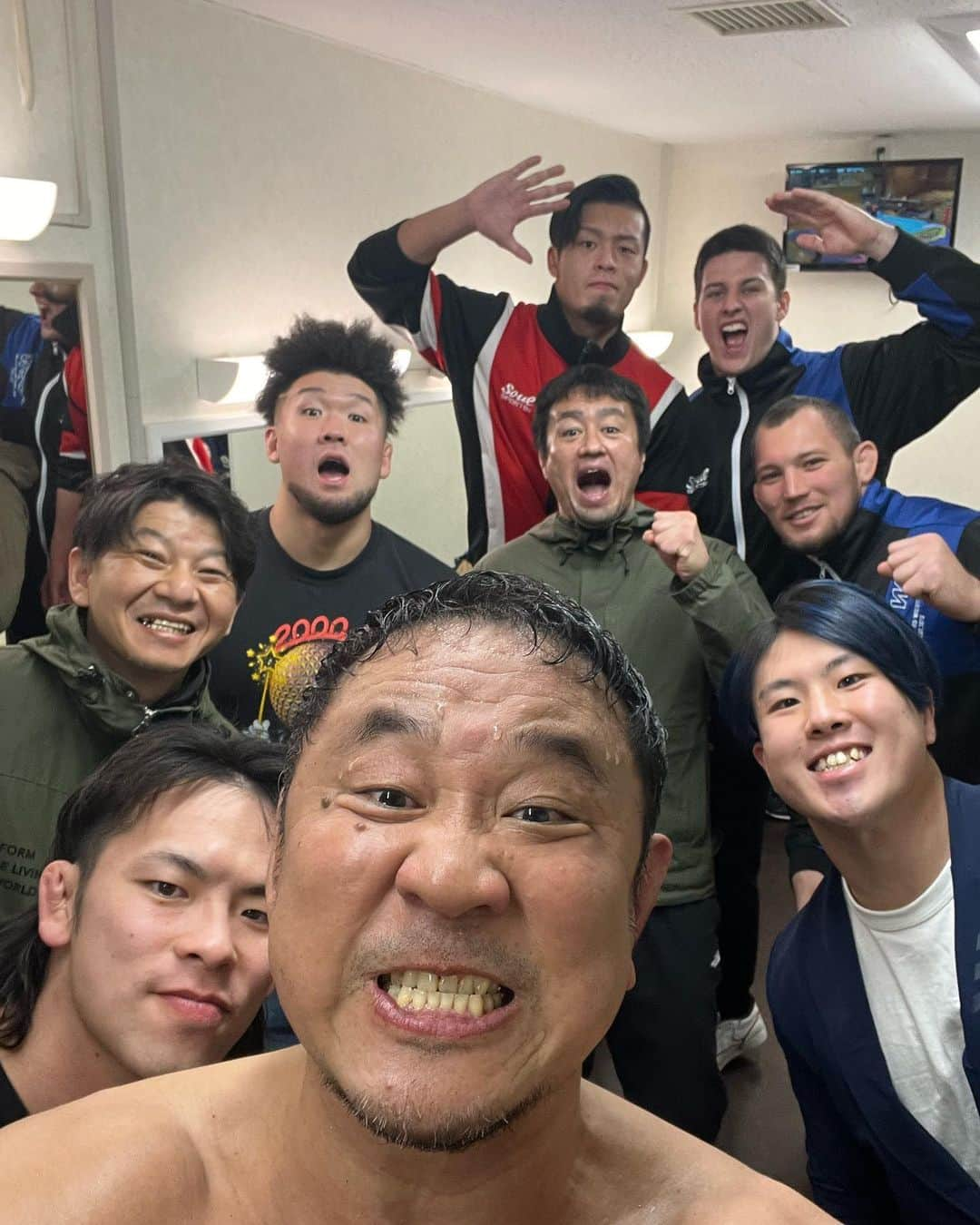 永田裕志さんのインスタグラム写真 - (永田裕志Instagram)「改めまして、昨日全日本プロレス後楽園ホール大会にて第69代三冠ヘビー級王者になりました。  沢山の応援、お祝いメッセージ本当にありがとうございました。  対戦してくれた三冠王者宮原健斗選手は本当に強かったし、素晴らしかったです。  戦ってくれたことに心より感謝します。  これで新日本、全日本、プロレスリングノアメジャー団体シングル王座グランドスラムを達成することが出来ました。  グランドスラムは私で五人目ということになりますが、他の選手はフリーランスや所属を変えてタイトル奪取されましたが、ずっと新日本プロレス所属として三つのシングル、タッグベルトを奪取、シングルリーグ戦制覇出来たのは私だけです。　　  これは私にとってこだわりとして心に残ってます。  新日本プロレス所属として山あり谷ありの31年でしたが、一度も団体離脱をすることなく、各メジャー団体に参戦してベルト奪取やリーグ戦制覇出来たことは私にとって大きな誇りです。 　 試合後の控室にて新日本プロレスのメンバーと記念撮影しました。  これからも新日本プロレス所属として現役生活を歩んでいきたいと思います。  #iwgp #triplecrown  #ghc #g1  #championcarnival #globalleague」2月20日 9時16分 - yuji_nagata