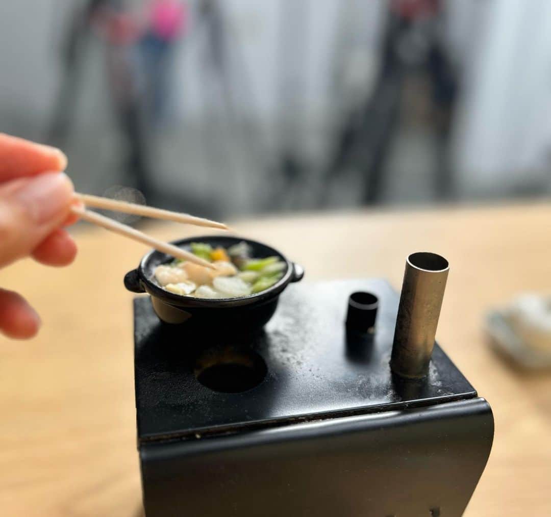 のインスタグラム：「永遠に大好きなミニチュアの世界✨ ずーっと好きで見ていた @tastemade_japan  #ちびめし  なんとまさかの出演の依頼が😭 娘たちが小さな頃から見ていて ママ #テイストメイドジャパン  に出るよ！ と自慢もできました✨❤️ あさみちゃんがまた可愛くて可愛くて更にファンになるし😭💘 またお会いしたいな〜 プロフィールにリンク貼ります！是非是非ご覧下さい✨  さらっと秘密の話してます🤣」