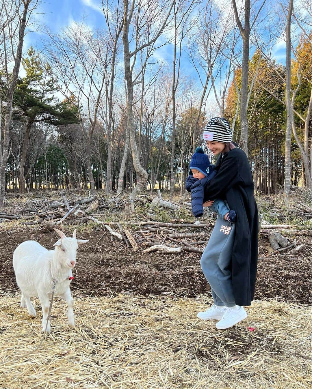 島袋聖南のインスタグラム：「先週は濃かったな〜🐐 十数年ぶりに父に再会したの！！！ ずっと気掛かりだった父の存在。 会う前は体調が不安で覚悟もしていたけど、、 元気で頑張って過ごしてくれていてありがとう。 初対面の孫に浦島太郎な気持ちだっただろうな。笑 たくさん抱っこしてくれて、とても喜んでいた！ これから沢山思い出作っていけたらいいな☺️」