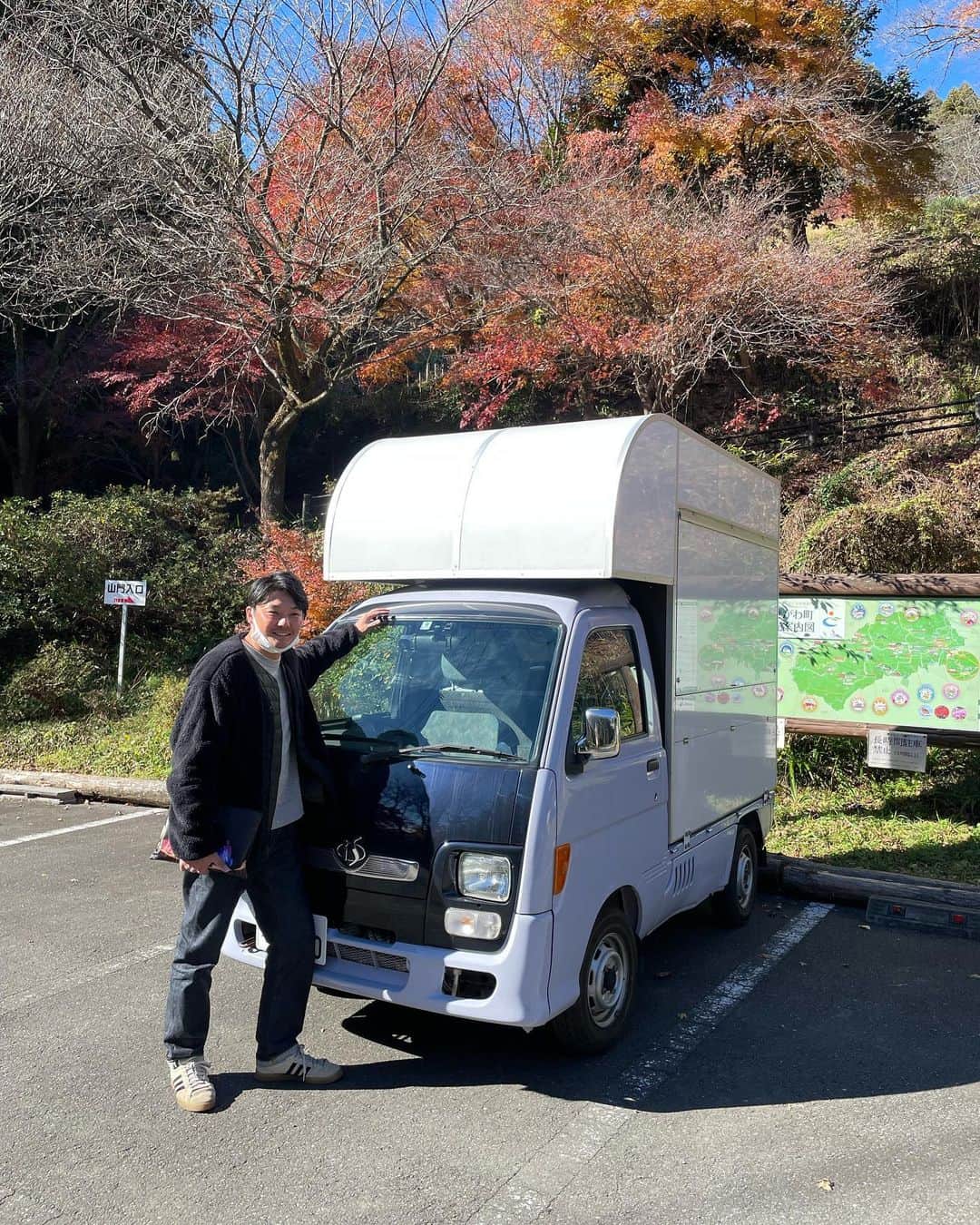 芦沢統人のインスタグラム：「今週末土曜日は、仏像トークライブです。 コロナのタイミングで  「寺と神社の違いってなんだっけ？」  というシンプルな疑問から始まった興味。そこから「仏像ってなんか色々あるけど、意味あるの？」になり、「だとしたら、ウチの近所の寺の仏像はなんだっけ？」と、突然近所がアミューズメント化しだしました。  このライブは帰る頃には寺に寄りたくてしかたなくなる、しかも芸人が喋るんで、笑える。そんな素敵なライブです。  今回地方の方の為にツイキャスで配信チケットも販売します。ぜひに。  写真は以前仏像好きなロビンソンズ山﨑と何故かキッチンカーで回った仏像旅の写真。  2/25(土)19時開演 新宿御苑サウンドにて  仏像トークライブ　#情仏 vol.2  愉快な仏像拝観の思い出トークです。 ツイキャス配信も決定しました！ぜひご覧ください。  出演  みほとけ 山﨑のぼる（ロビンソンズ） 芦沢ムネト（パップコーン）  会場→ https://tiget.net/events/225548#_=_ 配信→ https://twitcasting.tv/mihotoke_chan/shopcart/218455」