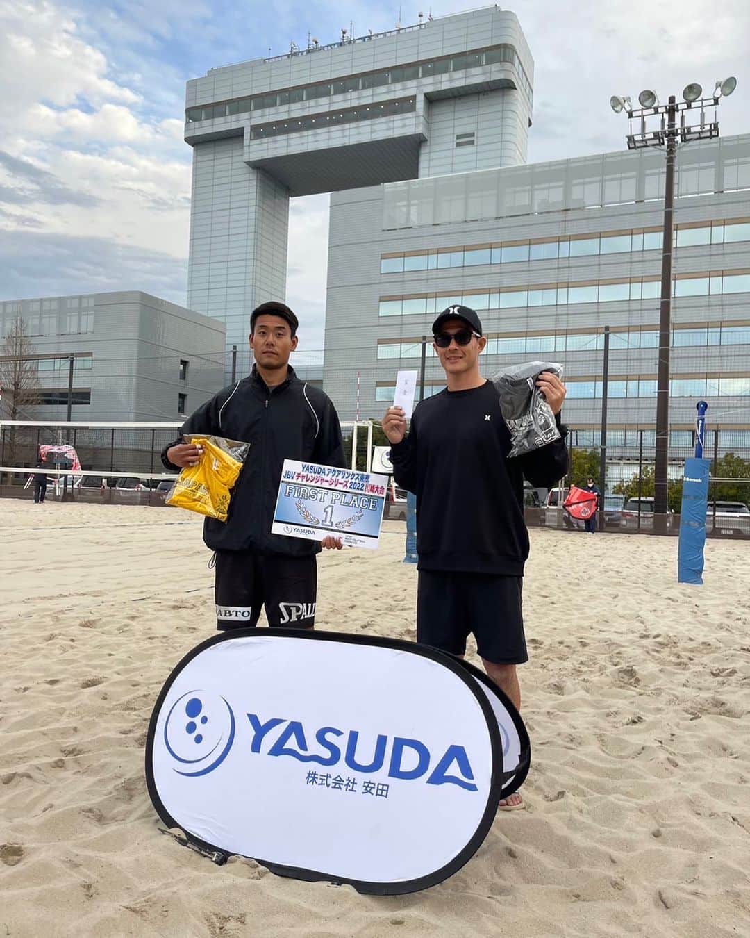 庄司憲右のインスタグラム：「2023年シーズン初戦  1st 🙆‍♂️  #beachvolleyball #beachvolley #ビーチバレーボール #ビーチバレー #housecom #ハウスコム #hurley #teamhurley #ヒロ銀座 #hiroginzayokohama  #横浜 #yokohama」