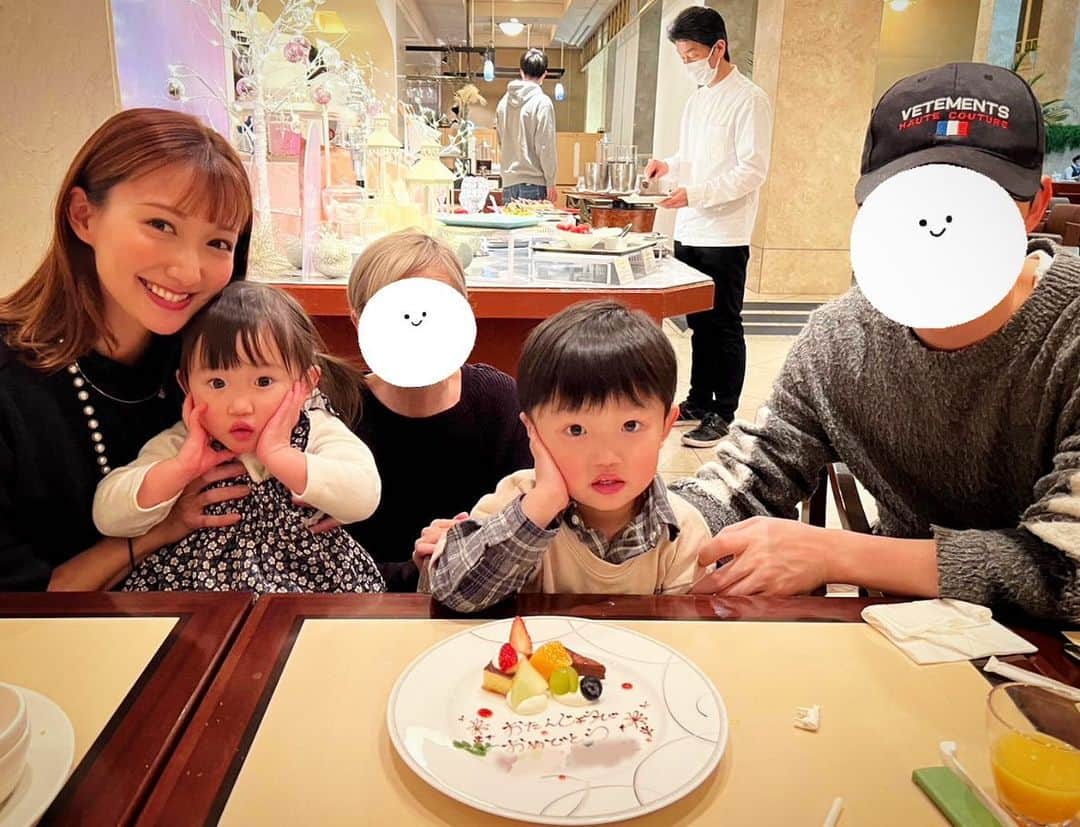のインスタグラム：「お義母やんとご飯してる時に子供達へバースデープレートを出してみたら息子が両手を口に当てて「まぁっ💕」と喜んでいました🤣✨どこぞのお姫様やねん👸 お祝いされてる事は理解しているらしい。 「誕生日」って概念は知らんと思うけど、歌は知っててちゃんと手拍子するから何やら「良い出来事」だって分かっているみたい。 娘ちんは「2さいだよ✌️」と私のピースサインを見て懸命に指を 動かして練習しています🥹kawaiiiii… でもまだ「何歳ですか？」って聞くと 「いったーい(1歳)☝️」のまま🤣 君はもう「にたーい(2歳)✌️」だぞ❤️がんばれ . . 写真の時に店員さんから「ポーズして〜！」と言われて2人とも 「おいしい」のポーズを披露してたwww (いやもっとグー👍とかあったやろ) . 今月は何回もおめでとうやってるから子供達からしたらなんやねん 状態かもな🤣 でも今後の人生2月はずっとパーティーやぞ🤪🎉 . . . #happybirthday#birthday #birthdayboy#birthdaygirl  #お誕生日おめでとう #3歳男の子#2歳女の子 #年子#年子兄妹#年子ママ #2月産まれ#令和兄妹 #ホテルビュッフェ#ホテルディナー #子連れビュッフェ#子連れディナー #子連れお出かけ#お出掛け記録  #ママリ#ママライフ#ママスタグラム」