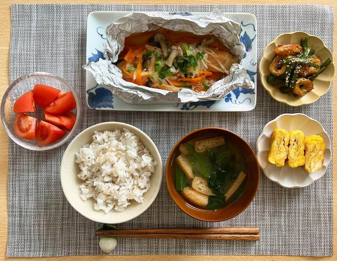 三津谷葉子のインスタグラム：「鮭のホイル焼き🐟 卵焼きは丸いフライパンで作ったら不格好になった😅💦 お米は胚芽押麦入り🍚  料理の投稿ばかりで 毎回コメントいただくのは申し訳ないので🥹🙏 （美味しそうを言わせてる感w🤪） 今後、料理の投稿はコメント欄を外しますね☺️笑  たま〜に撮る現場のオフショットやお知らせなどはストーリーを見ていただければと思います♡  ※ホイル焼きに使っているお皿は料理好きの祖母が使っていたものです😘」