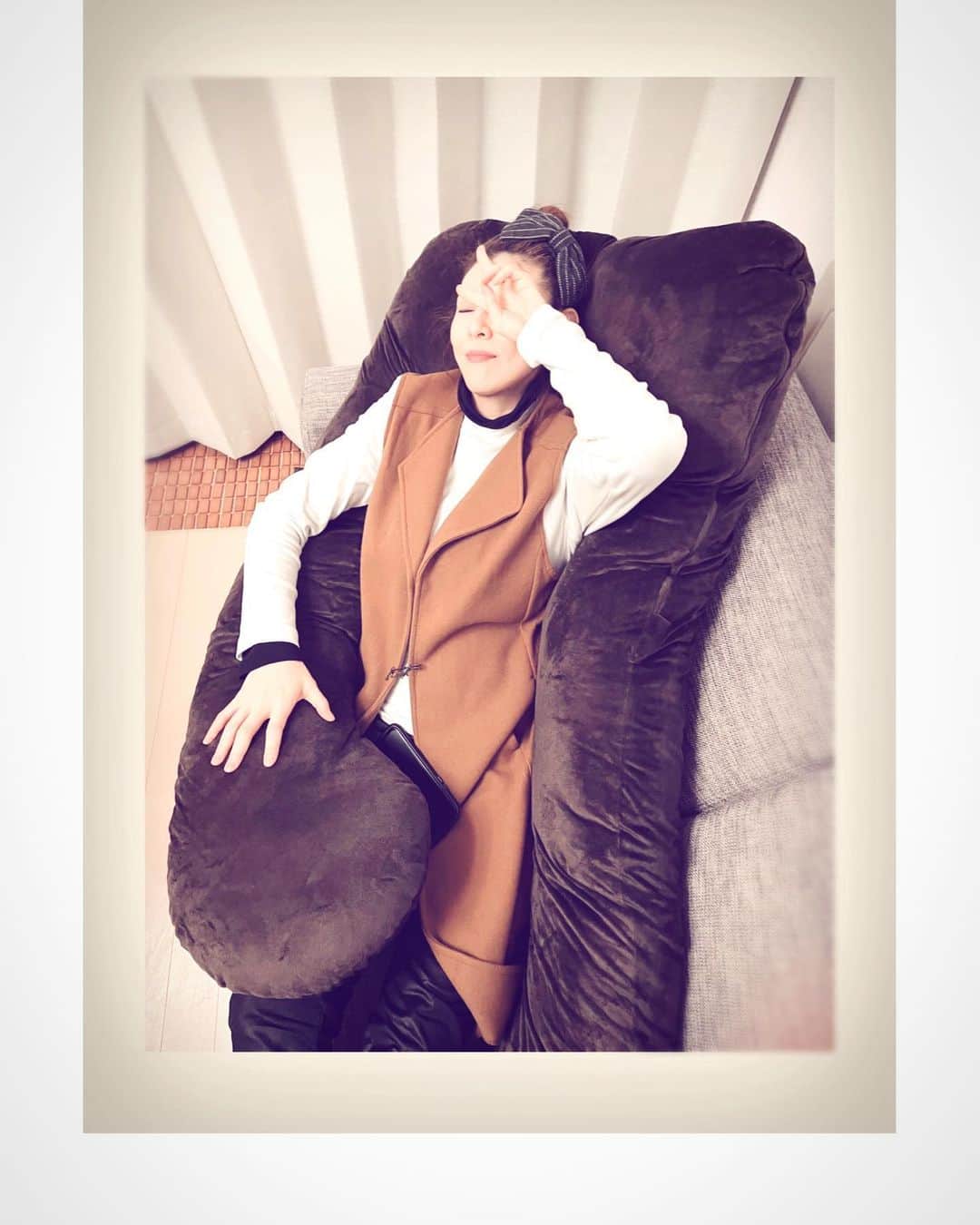 大山恵理乃さんのインスタグラム写真 - (大山恵理乃Instagram)「⁡ わたしの相棒。  #抱き枕  ⁡ 多くは語りません。 とにかく最高が過ぎるやつです。 ⁡ 両側から挟まれてる、子宮内にいる赤ちゃんのような安心感。 ⁡  마음에 드는 안는 베개.  ⁡ ⁡ ⁡ #抱き枕がないと寝れません #昔から　#しっくり寝れる #韓国の家にも #日本の家にも #移動する場所全部に 準備しています #抱いて足に挟むだけでは不満足 #背中からも守ってほしい #そんな私の理想型のものが世の中にあってくれた #ハグモッチ　#毎日の睡眠を極上のリラックスタイムに #寝落ち製造機  #人間ダメになるやつ #それが最高やったり　 #ハグモッチ #とろけるほど快眠 #抱き枕 #枕」2月20日 15時53分 - erino_ohyama