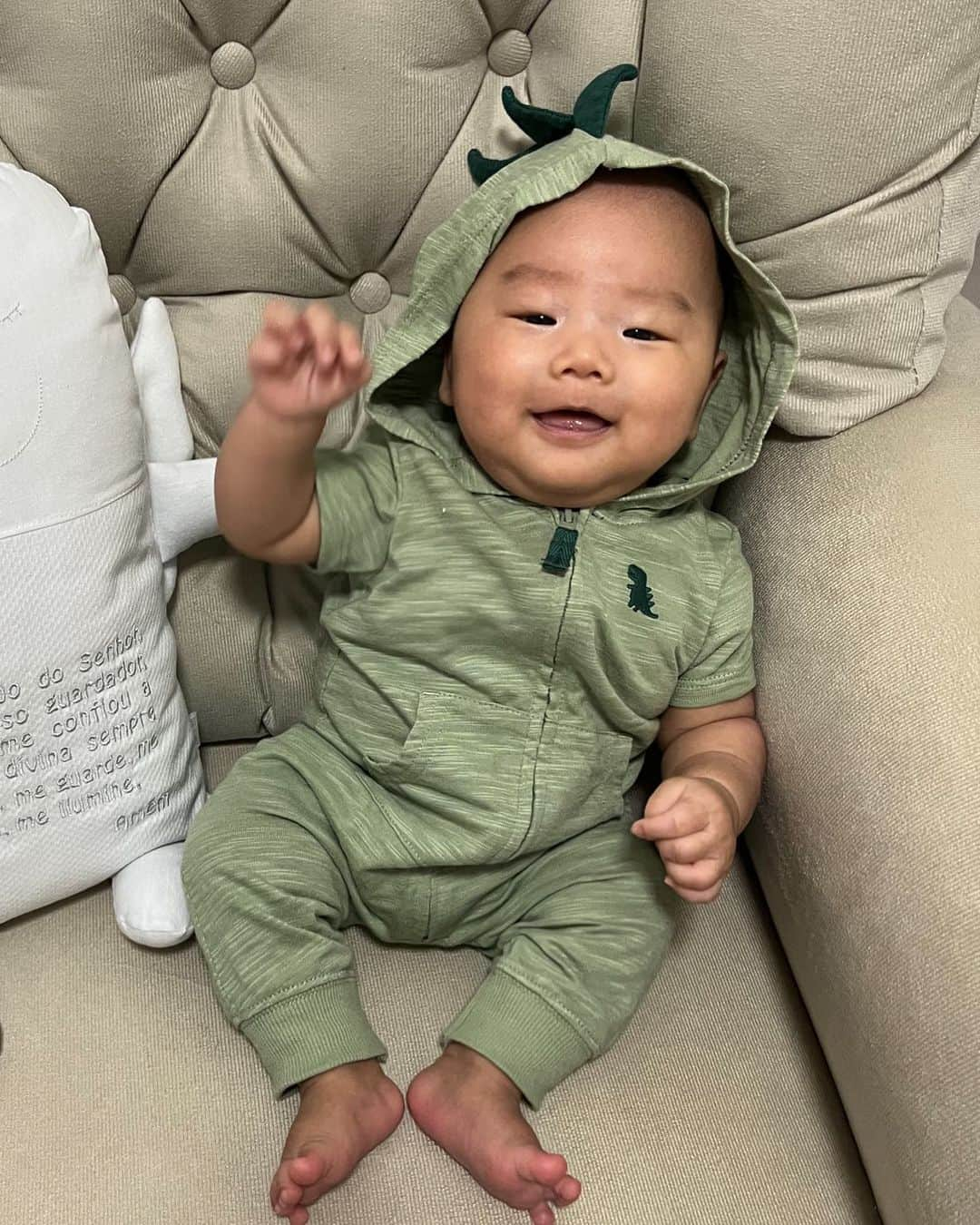 ジェシカ・ヤマダのインスタグラム：「Roar!!! Quem aí ficou com medo desse dinossauro? 🦖❤️ #dinobaby#dino」