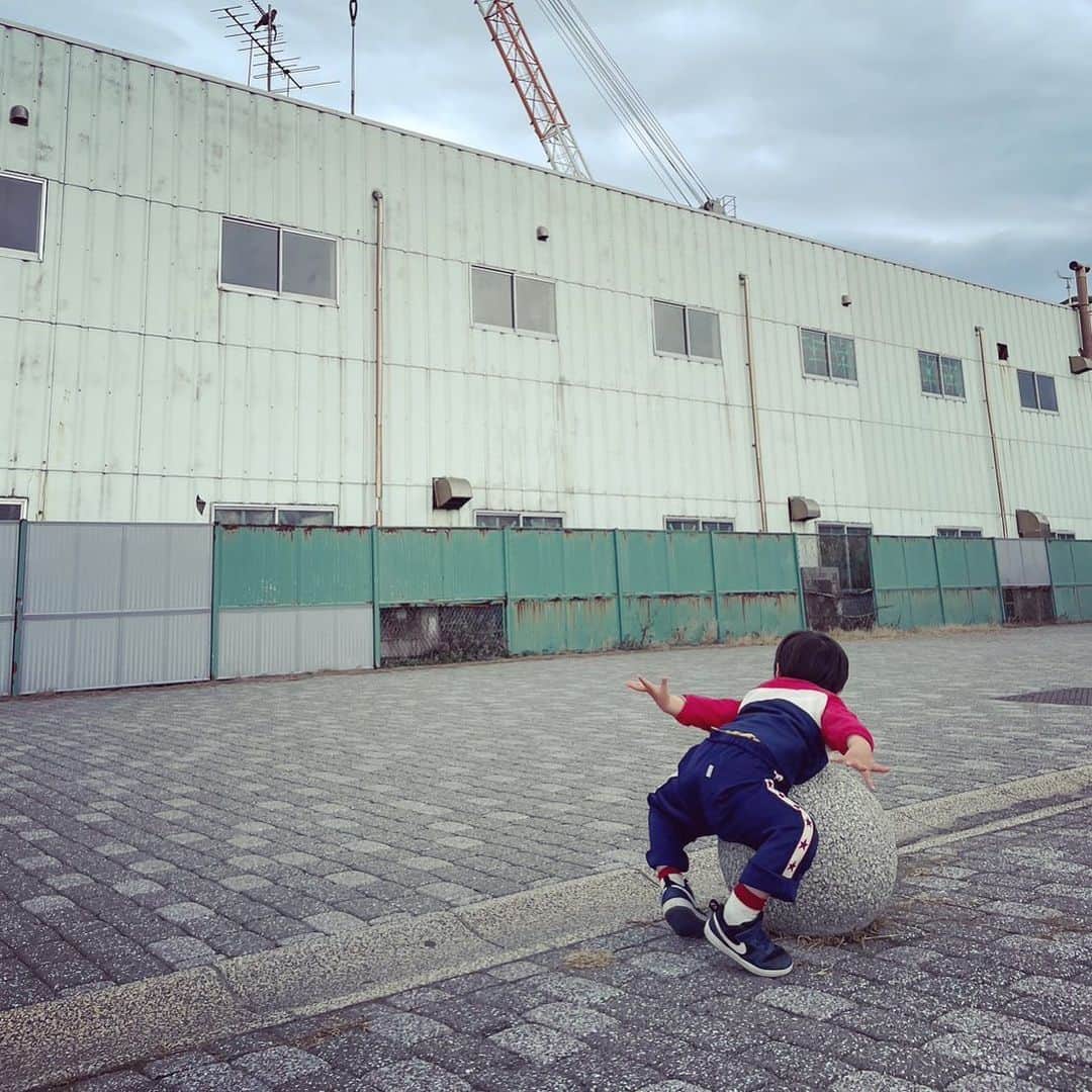 愛可さんのインスタグラム写真 - (愛可Instagram)「・ 将来の夢はプロペラ機だそうな✈︎  そうきたかー てっきりパイロットかと思ってたわ。  ちなみに足はタイヤを模してるそうで 多分離陸中。  #2歳7ヶ月男の子  #愛おしくてたまらない」2月20日 11時08分 - aikick