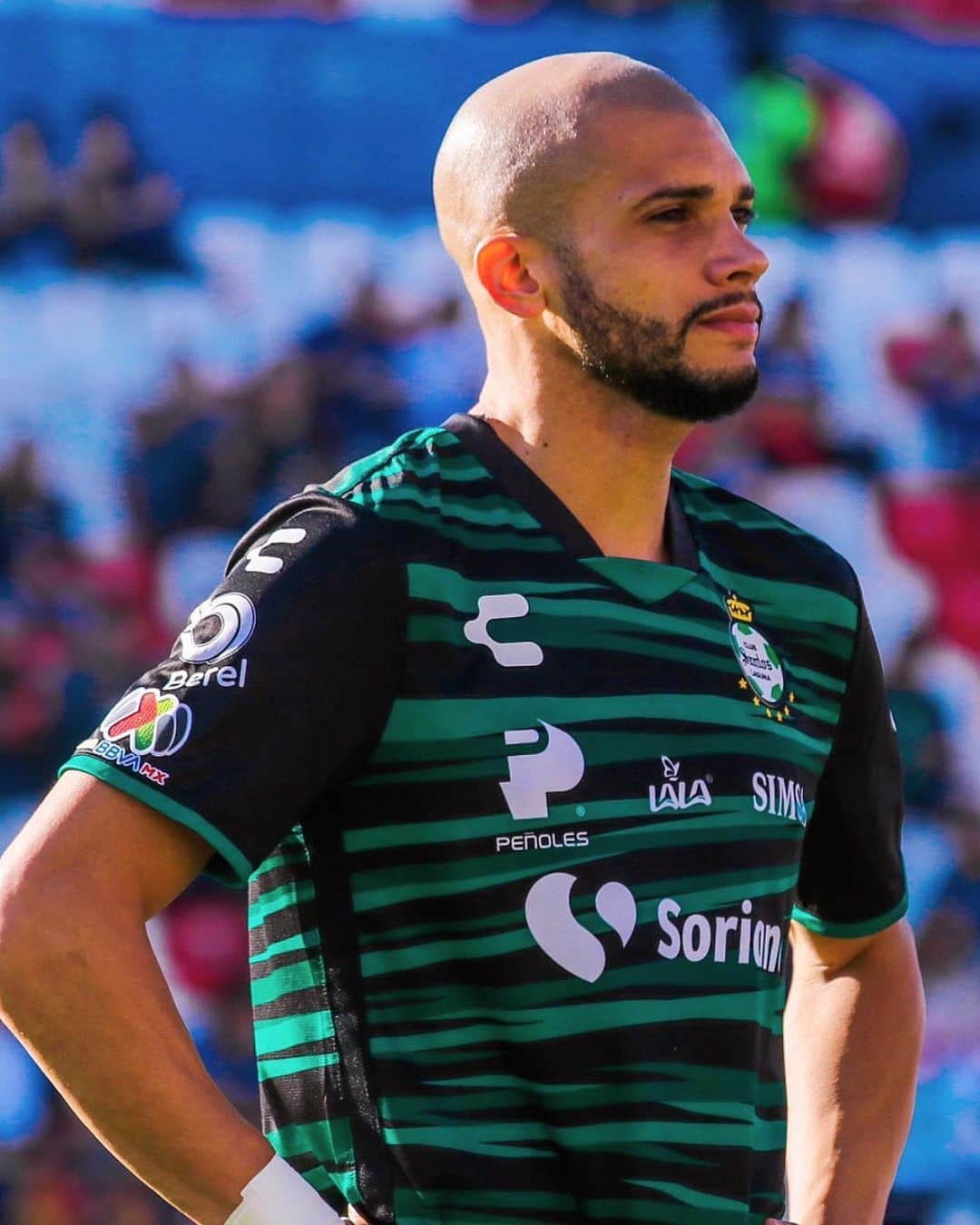 マテウス・ドリア・マセドのインスタグラム：「Muy contento y emocionado por haber disputado 90 minutos una vez más después de mucho tiempo, aunque no nos pudimos quedar con el triunfo.  Ahora se viene una semana muy linda para todos con dos partidos en @tsmoficial . Los esperamos para buscar 6 puntos de 6. @clubsantos 😇💪🏽🙏🏼」
