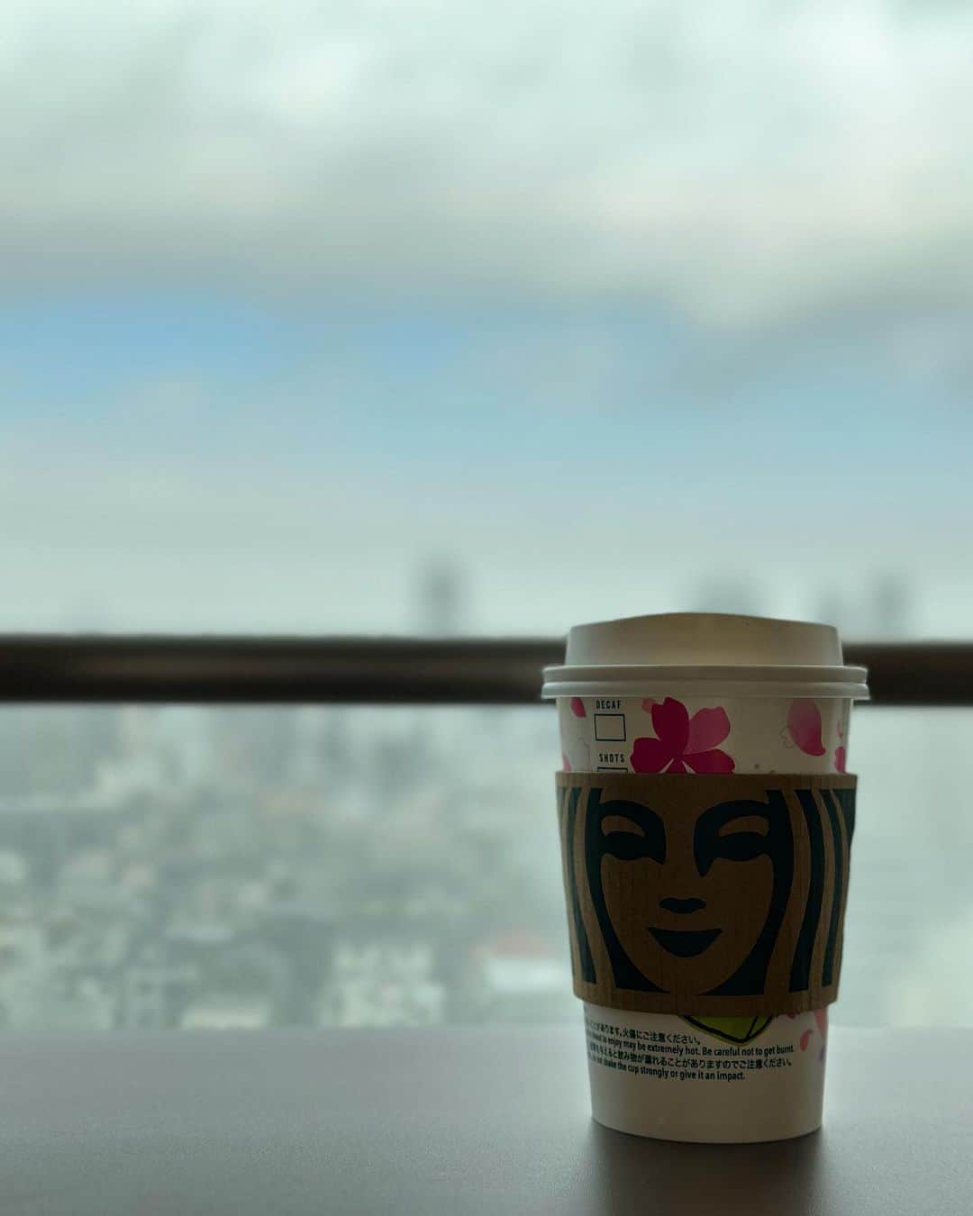 のインスタグラム：「病棟から少し離れている  スタバへまでも歩いて行く事ができました😌  ソイラテゲットです👏  術後の歩行のおかげで 脅威的に回復してます❤️‍🩹  ただ、廊下をよく歩いてる人で有名になりつつあります。  もしよければブログも見てください😌 プロフィール欄にリンク貼ってます。  #手術　#手術2日目」