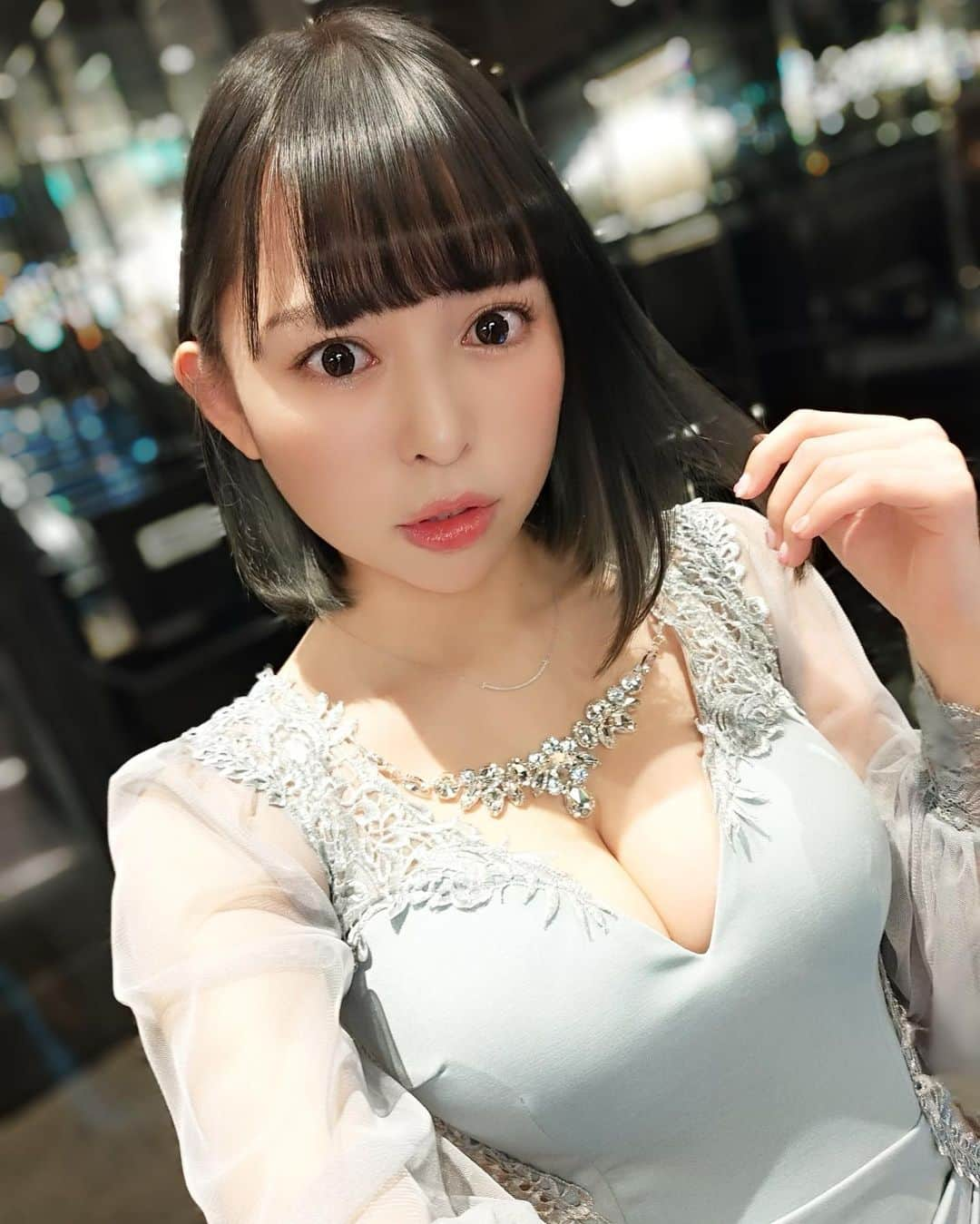 寺坂ユミのインスタグラム：「夜のお姉さん🥂🌃  もしお店で働いたら指名してください🥹笑  #アイドル#キャバ嬢#キャバ嬢ドレス#グラビア#グラビア撮影」