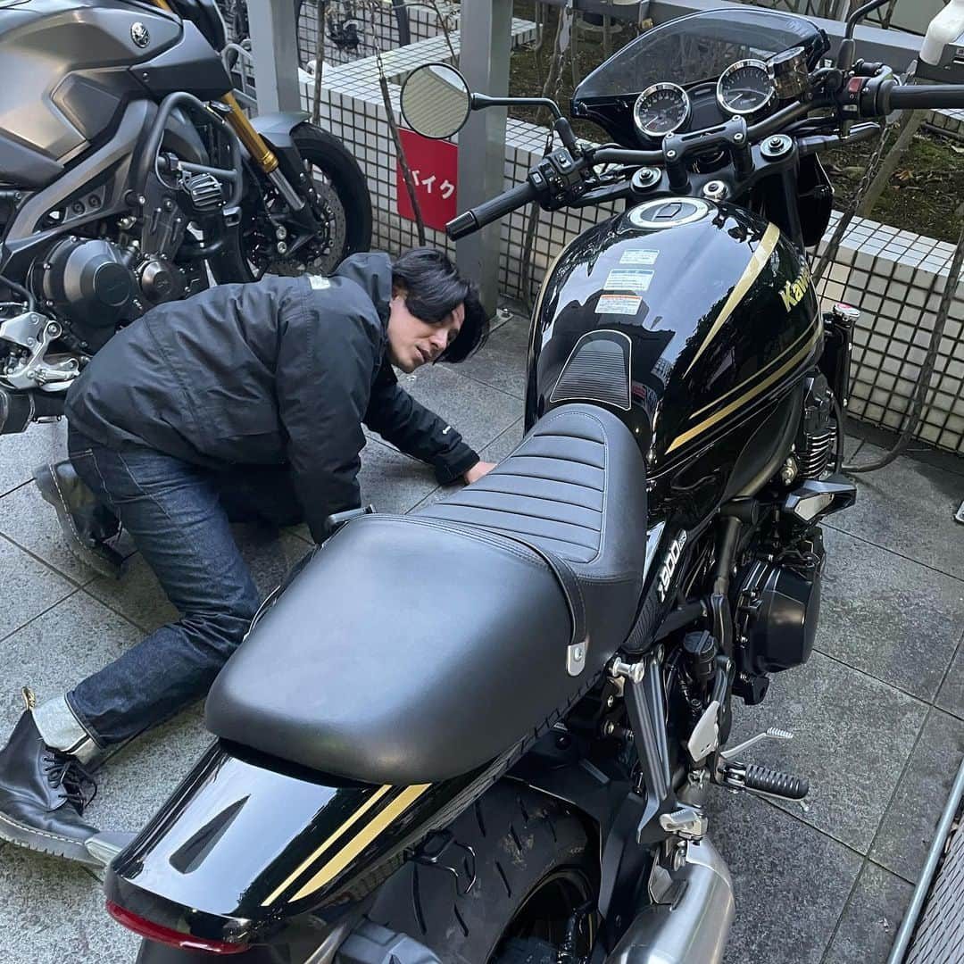 森公平のインスタグラム：「バイクは下から見るべし！  友達とツーリング行ってきました。 基本ソロ（友達少ない）で誰かとツーリング行くの五億年ぶりです。 めちゃくちゃ楽しかった！  そしてカワサキのz900rsカッコええ！私のmt-09といい勝負しとる。  #バイク #ツーリング #カワサキ #z900rs #カフェレーサー #yamaha #mt09 #fz09 #motorcycle #moto  #バイクが好きだ」