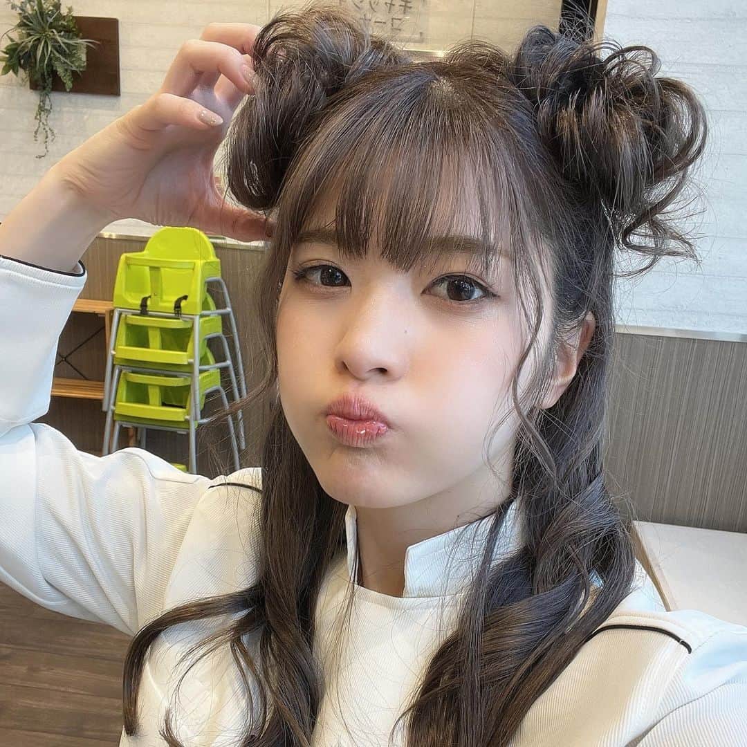 上矢えり奈のインスタグラム：「＊-＊-＊-＊-＊-＊-＊-＊  お団子は、二つ派🍡 たまたまヘアーとも言う  erina.  ＊-＊-＊-＊-＊-＊-＊-＊  #たまたまヘアー　#ミッキーヘア #もどき #上矢えり奈」