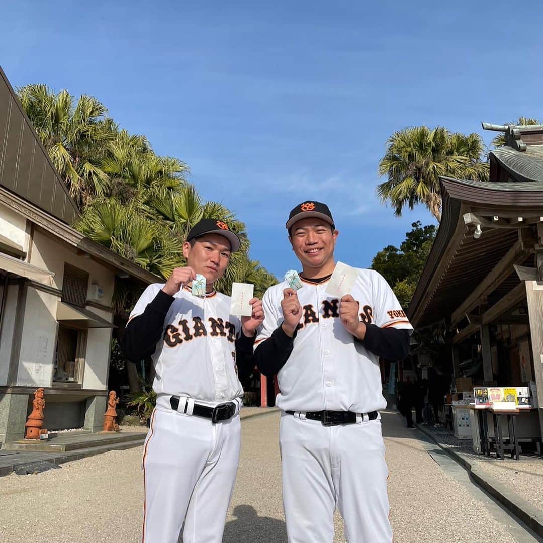 あれ慎之助のインスタグラム：「巨人軍が全員持ってるという『青色のしあわせ守』僕らも買いました💙 巨人軍と気持ち一つに日本一！！  YouTube2000人達成したら名球会入れてもらお🥹🧡  #巨人 #ジャイアンツ #青島神社 #しあわせ守 #阿部慎之助 #日本一 #YouTube #読うりふたつTV #2000人 #名球会」