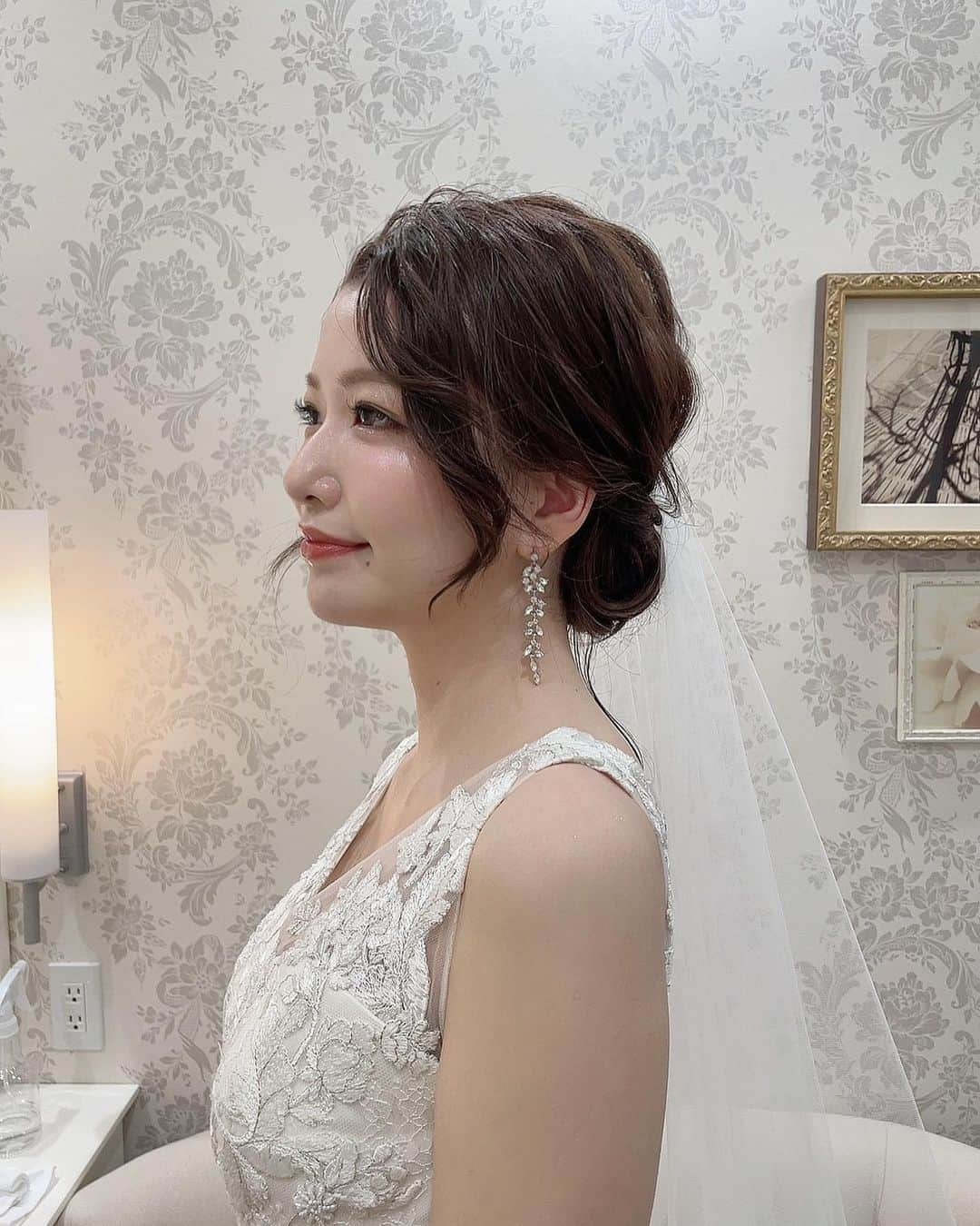 酒井桃子さんのインスタグラム写真 - (酒井桃子Instagram)「. 結婚式前日に @komei1202 さんに カラーと髪の毛を艶々にしてもらいました🥹✨ ライトに当たってすごく綺麗な色でした🫶🏻 結婚祝いもありがとうございました☺️ 結婚式メイクの詳細は次に載せてます👰🏻‍♀️ #カラー#ヘアメイク#ブライダルメイク#花嫁ヘア#ブライダルヘア#花嫁美容#セルフメイク#披露宴メイク」2月20日 12時13分 - momoko_sakai31