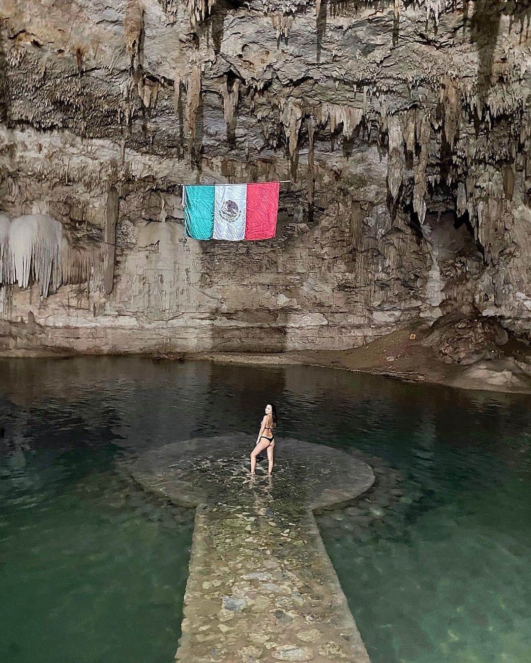 樋口千紗さんのインスタグラム写真 - (樋口千紗Instagram)「. 【カンクン旅行記録】  憧れの「セノーテ・スイトゥン」へ✨  ここは、もうずっと日本にいる時から 狙ってたセノーテ🥺 もはや、これ見にメキシコ来たと言ってもいい。  本当に想像通りの神秘的な空間で、 ずっとここに居たいほど。  このセノーテは、洞窟の中にあって 日がほとんど差さないのもあり、 最初に行ったセノーテ・イクキルより 少し水温は低め。  でも隙間から入る陽の光がまた幻想的で、 ゴールデンタイムに行けるとほんと 最高の思い出になるスポット。  なんや足くすぐったいな、と思って見ると、 足ツンツンしてくるドクターフィッシュ みたいなのがいたり、ちびっこい なまずちゃんたちもたくさんいた🥹✨  #メキシコ  #Mexico #カンクン #Cancun #海外旅行 #trip #travel  #カンクン旅行 #セノーテ #セノーテスイトゥン #cenote #cenotesuyton #cenotessuyton」2月20日 13時03分 - chisa.higuchi