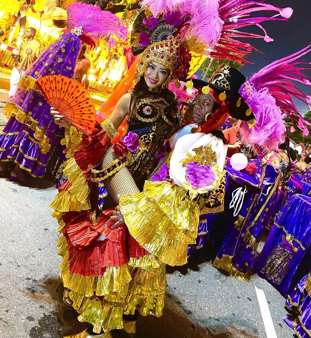 工藤めぐみさんのインスタグラム写真 - (工藤めぐみInstagram)「❤️‍🔥🤍❤️‍🔥‼︎ ． Carnaval do RIO2023‼︎🇧🇷✨  É hoje!!!! Vaaiii!!! Meu SALGUEIRO❤️‍🔥❤️‍🔥 ． ． 只今リオのカーニバル　 スペシャルチームのコンテスト真っ只中🔥 ． 我がチームSALGUEIROも後数時間後に本番！ どんな深紅の楽園🦋を魅せてくれるのかワクワク❤️‍🔥 母も有給を取って、日本から本気のカーニバル観戦です〜🤭❤️ ． 一枚目の写真はファベーラ（スラム街）の中にある SALGUEIROの練習場での写真👭🏻🫶🏻 @laari_neves 笑顔が可愛すぎてお気に入り❤️ ． ． ． #salgueiro  #carnaval」2月20日 12時56分 - megumikudo.samba