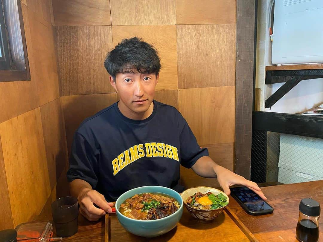 小郷裕哉のインスタグラム：「. こぶさんと沖縄そば食べてきました！  1時間15分待ちでしたが、 待ったかいがありました  相当美味しかったです！  #小深田大翔  #小深田カンパニー  #社長」