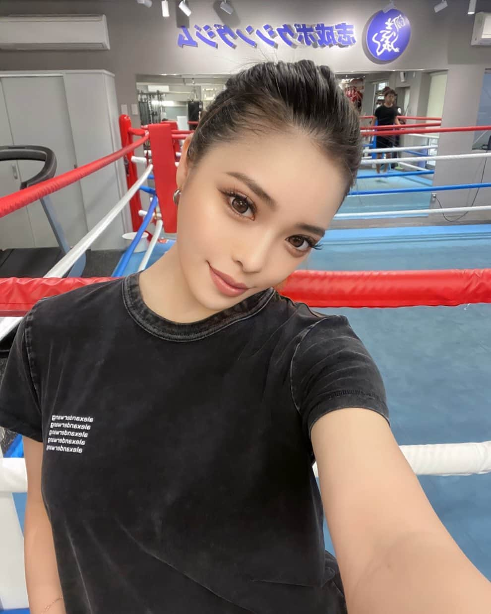 RIONAさんのインスタグラム写真 - (RIONAInstagram)「昨日はお昼からトレーニングに🔥 お尻を鍛えてからのキックボクシング🥊  尻トレの時点で歩けなくなるくらい 追い込んでもらい汗だく😂💦 歩き方おかしくなりそうだった。笑 しっかりお尻筋肉痛です。  やっぱり動いたあとは、最高に気持ちぃ🌿  ミット打ち上手くなったら載っけよ🎥笑  #cyberjapan #サイバージャパン  #新人 #cjd_riona」2月20日 13時04分 - cjd_riona