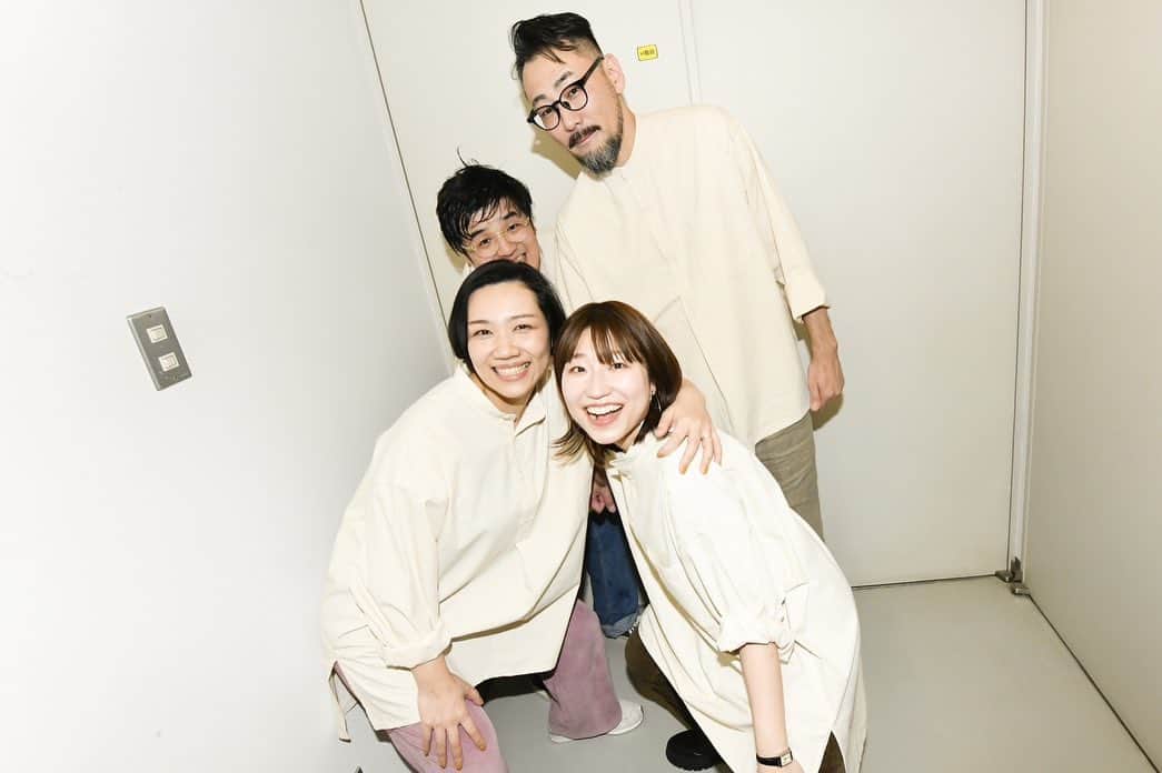 関取花のインスタグラム：「あらためまして！昨日は「年始だョ！全員集合2023」ありがとうございました☺️  やっと昨年が終わって、最高の形で今年が始まりました🏮やっぱこれがなくちゃ始まらねー！ですね。  三遊亭とむさん、大好きなバンドメンバーのみんな、どんぐり合唱団のみんな、スタッフの皆様、そして来てくださったみなさん、今年もよろしくお願い致します！  心身共に健康で、引き続きハッピーラッキーうれぴっぴな2023年にしましょー🦉イェーイ🫶  photo by @azusatakada_photographer  あずささん、いつも素敵なお写真ありがとうございます📸」