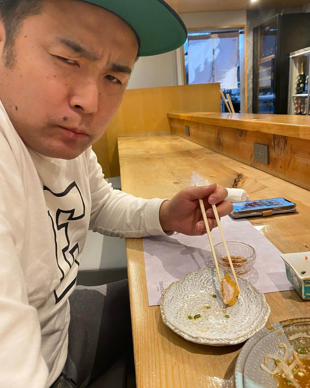 川島慶三さんのインスタグラム写真 - (川島慶三Instagram)「時差投稿  おい！人の話は飯みて聞け‼️ 違うな‼️わかるよな‼️  ただ君の肉は美味い😋  3枚目の目🤣 これ誰かって？ 親友だよ！  #親友 #焼肉 #六本木ビーフマン#六本木  #おかもとなおや#めちゃくちゃメシ食う人 #この人に弁当頼んでみて1000個までなら #兎に角いい奴#ゴルフは悩んでる」2月20日 13時08分 - kawashima.keizo