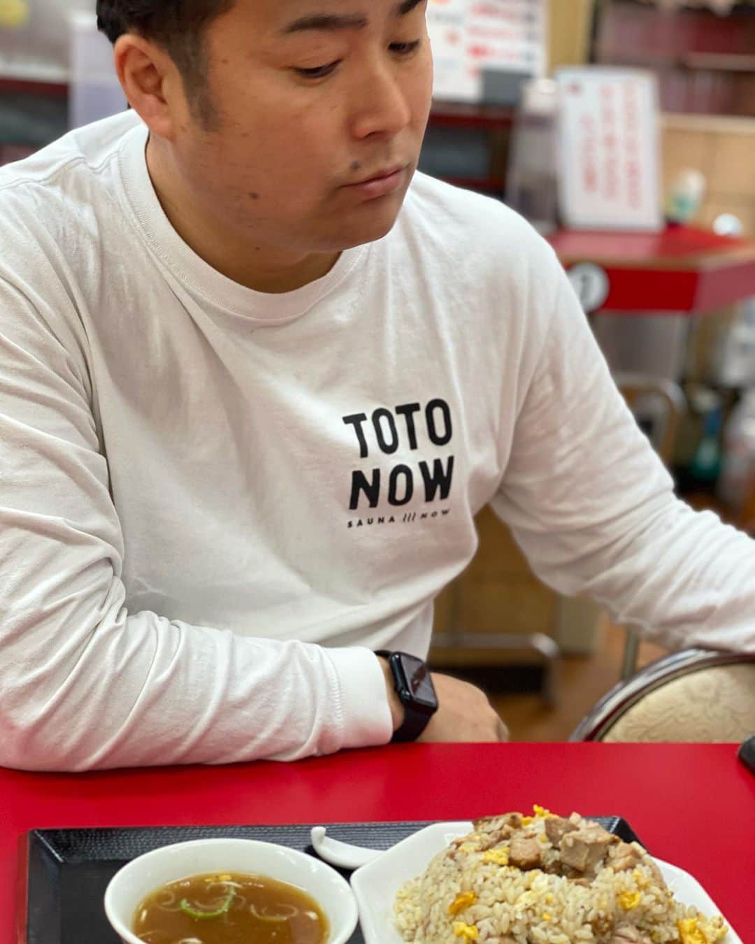 川島慶三のインスタグラム：「時差投稿  おい！人の話は飯みて聞け‼️ 違うな‼️わかるよな‼️  ただ君の肉は美味い😋  3枚目の目🤣 これ誰かって？ 親友だよ！  #親友 #焼肉 #六本木ビーフマン#六本木  #おかもとなおや#めちゃくちゃメシ食う人 #この人に弁当頼んでみて1000個までなら #兎に角いい奴#ゴルフは悩んでる」
