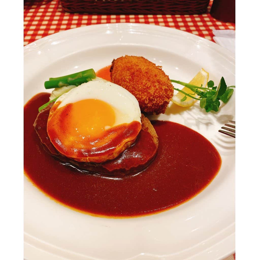 殿柿佳奈さんのインスタグラム写真 - (殿柿佳奈Instagram)「カニクリームコロッケとハンバーグの組み合わせだけでも最高なのに、『トッピングに目玉焼きで❤️』と言ってしまう。 最高の上をふわふわしている今日このごろ。  外はまだ寒いけど、春の香りがしてきてちょっと嬉しい🥰  #晴れている日は散歩 #おひとりさまランチ」2月20日 13時08分 - kanatonogaki