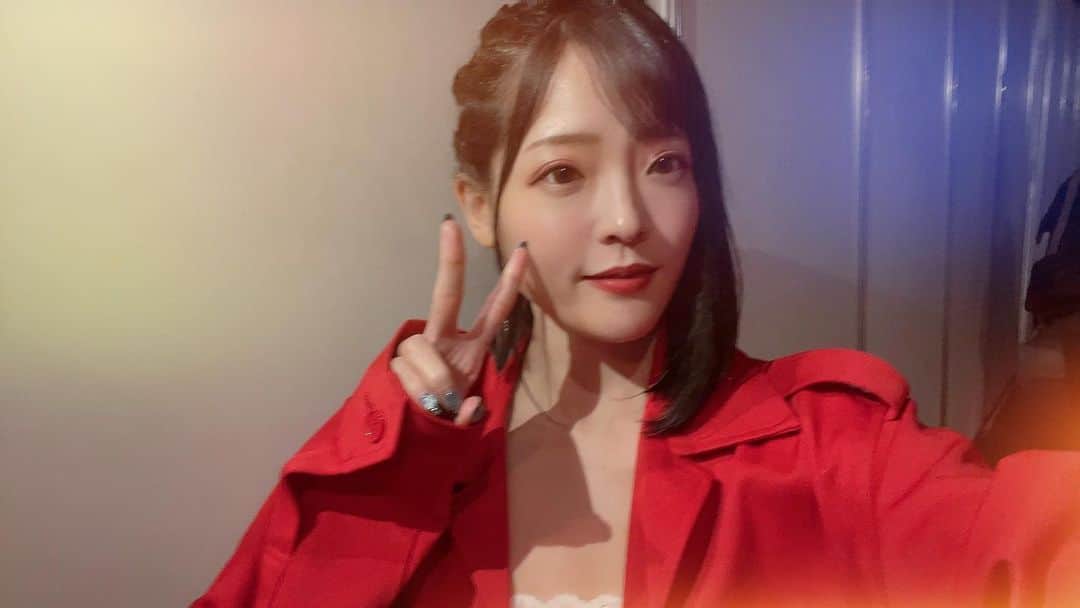 のインスタグラム：「#breakingdown 登壇しました!! 三代目喧嘩道ガールズの初仕事♡  33試合があっという間でした 今回、1番より間近で見られたというのもあったと思うけど 個人的には激しい試合が多かった印象があって 殴られてダウン取られて相当キツそうなのに起き上がってまた向かってくのすげー！ってなってました   #格闘技  #格闘技好きな人と繋がりたい」