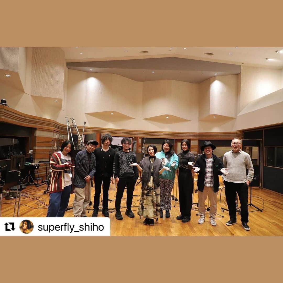 塚本直さんのインスタグラム写真 - (塚本直Instagram)「2月14日リリース、SuperflyさんFarewell（Gospel Ver.）のコーラス参加させて頂きました。 オリジナルVER.も参加させて頂きましたが、今回は 志帆さんと鶴谷崇さんのピアノ、コーラス5人のみで同時REC。  緊張感ありながらも、安心感もある、温かい空間でした。 皆さんのお人柄だなぁー  デモの段階から、自然と涙が出てしまうくらい美しい楽曲に参加出来て光栄です✨是非お聞きください。  #superfly  #farewell  #gospel #鶴谷崇 さん #竹本健一 さん #稲泉りん さん #luz さん #若島史佳 さん #塚本直  #愛する皆様」2月20日 13時26分 - naotsukamoto