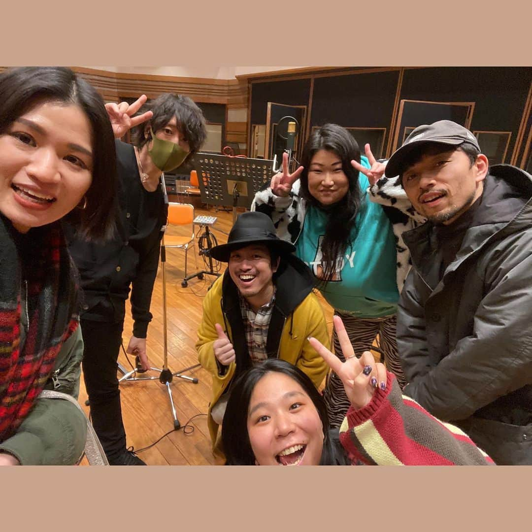 塚本直さんのインスタグラム写真 - (塚本直Instagram)「2月14日リリース、SuperflyさんFarewell（Gospel Ver.）のコーラス参加させて頂きました。 オリジナルVER.も参加させて頂きましたが、今回は 志帆さんと鶴谷崇さんのピアノ、コーラス5人のみで同時REC。  緊張感ありながらも、安心感もある、温かい空間でした。 皆さんのお人柄だなぁー  デモの段階から、自然と涙が出てしまうくらい美しい楽曲に参加出来て光栄です✨是非お聞きください。  #superfly  #farewell  #gospel #鶴谷崇 さん #竹本健一 さん #稲泉りん さん #luz さん #若島史佳 さん #塚本直  #愛する皆様」2月20日 13時26分 - naotsukamoto