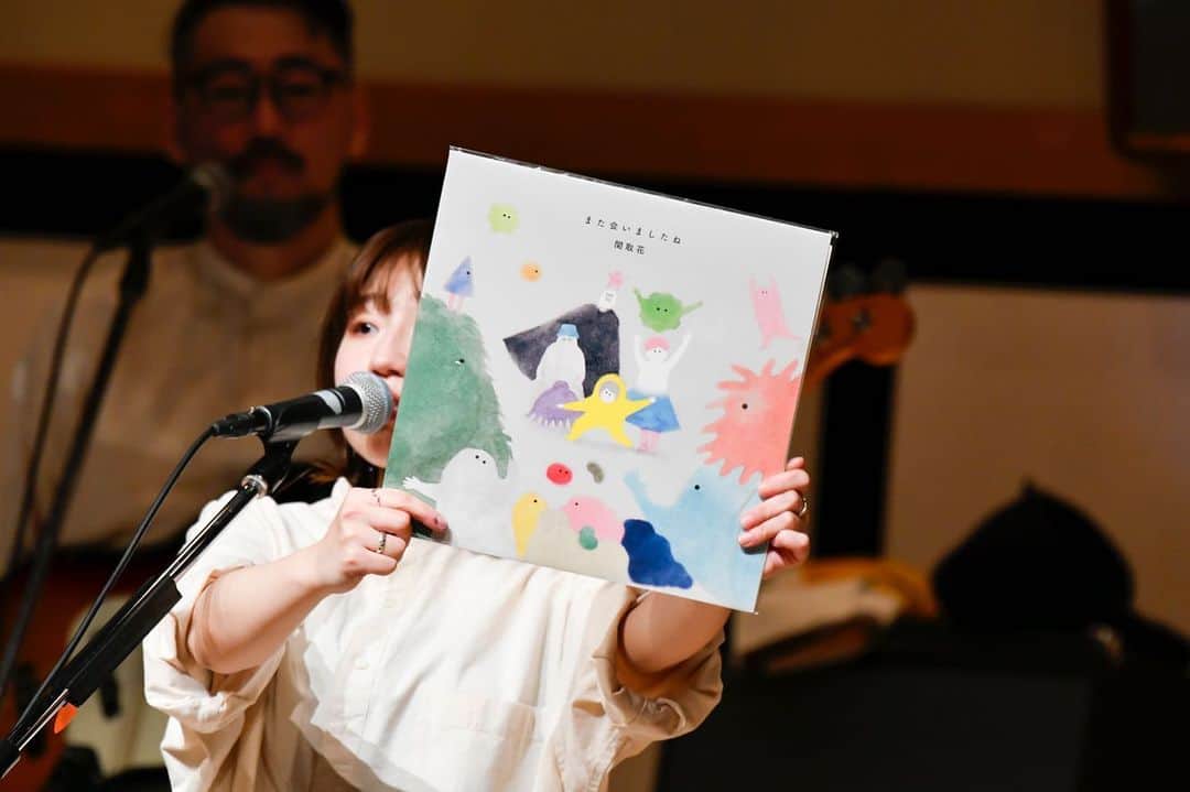 関取花のインスタグラム：「そして！2023年3月22日（水）「また会いましたね」LP盤のリリースが決定🍪👏  ユニバーサルミュージックストア、及びライブ会場にて限定販売🎁ライブ会場では弾き語りツアー初日4月1日京都から販売開始！  数量限定販売なのでお早めに🔥なくなり次第生産終了👐  詳しくはホームページをチェック！ユニバーサルミュージックストアではもうご予約受け付けております🫡  －－－－－－－－－－－－－－－－  【追記】  この度、商品表記に誤りがあったことが発覚し、4月5日（水）に発売延期させていただくことになりました。楽しみにしてくださっていたみなさん、本当に申し訳ございません🙇‍♀️  弾き語りツアー #関取独走 では、予定通り4月1日京都から会場にて販売致します。(先行販売となります)  詳しくはホームページをご確認くださいませ。何卒よろしくお願い致します😭」