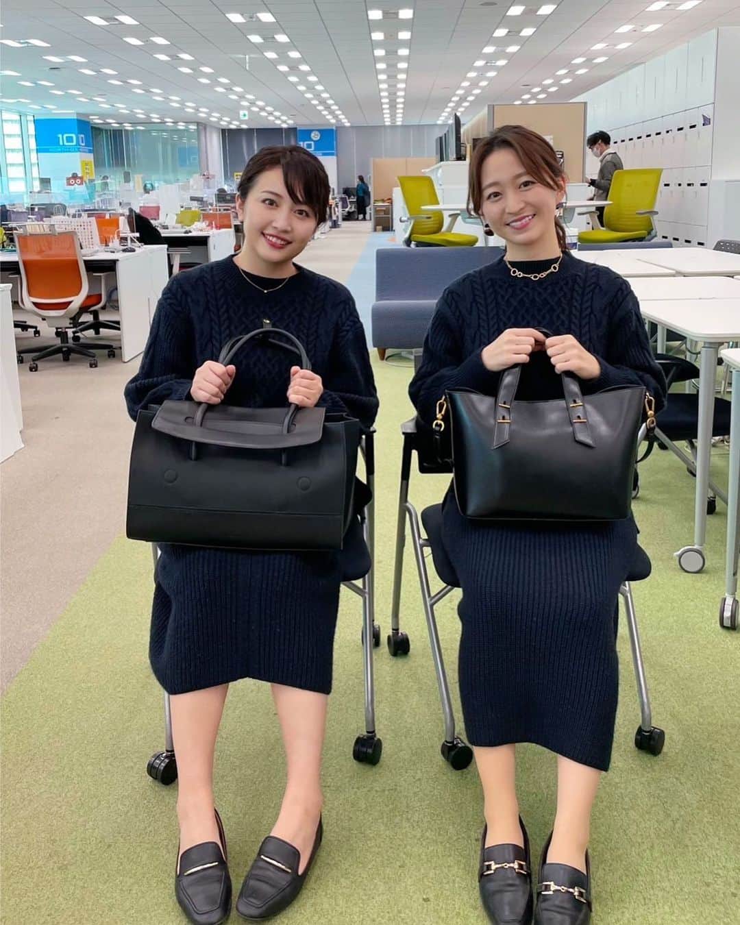 のインスタグラム：「なんとなんと！ 今日出社すると・・・偶然、片渕アナと同じコーディネートでした❣️ ネイビーのニットセットアップ、黒いカバンにローファーまで😂  以心伝心な姉と妹です🥰  #片渕茜 #モーニングサテライト #モーサテ」