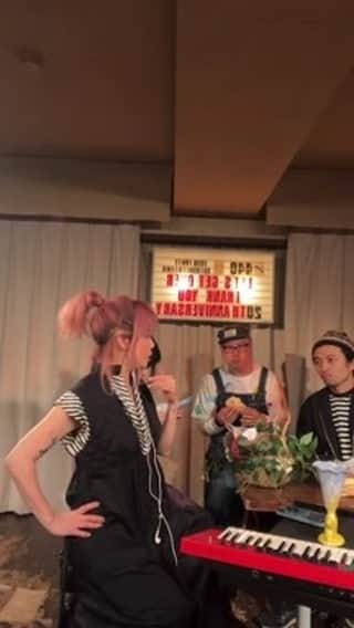 のインスタグラム：「＊新月インスタライブ＊ 音歪みすぎたね 失礼  チャラのモバイルファンサイト"チャラモバ新年会" 本当に、皆に会えて嬉しかった。  アンケートは、終わってから全部読ませてもらいました〜  お客さんが来てくれるライブ 声の出せるライブ 私、実は久しぶりで 当たり前だったのにね 密かに感動です。  全く、ライブ演奏をしていなかったので 今日は、あったかかった！  演奏する内容を決め決めのライブよりも、個人的には  一緒に作って行くステージが大好きです。  良い波動を出してくれたファンの方々に感謝  息子のHIMIとのステージはリラックスできる 不思議な存在で尊敬 ありがとう！  そして、親友の平岡恵子  チャーラーーー 恵子ーーーチャラーーーー恵子ーーー の2人のレスポンス笑  聞いてた人は、2人の愛を感じ取ってくれたと信じて笑  やっぱりさーステージは箱の大小に関わらずいいですね〜」