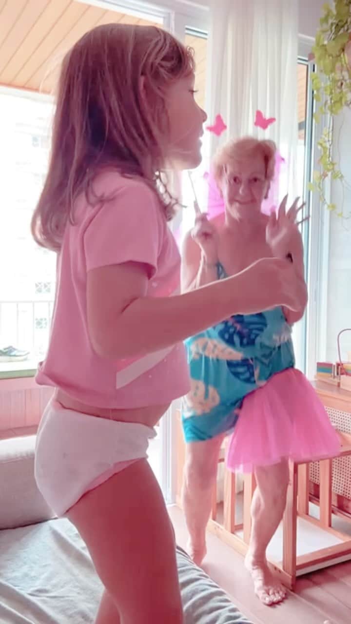 のインスタグラム：「Aniversário da vovó @vera_alvim! Muita saúde e coisas boas, mãe! Te amamos! Feliz 70 anos!」