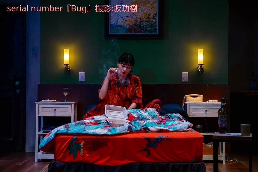 李千鶴のインスタグラム：「『Bug』全公演終了しました。ご来場頂いた皆様、ありがとうございました！ トレーシー・レッツの面白い戯曲にろばさんの解釈演出が入り、開幕後は毎公演ごとに思いもよらぬ発見と新しい出会いがあり、スリリングで最高でした。  稽古開始以降、常に身体が沸騰してるような、ジャングルを探検してるような…幸せな時間でした。おもしろかったです。  ご来場頂いた皆様、ろばさん、共演者のみなさん、スタッフさん、気にかけてくれた方全員に感謝です。  ありがとうございました！」