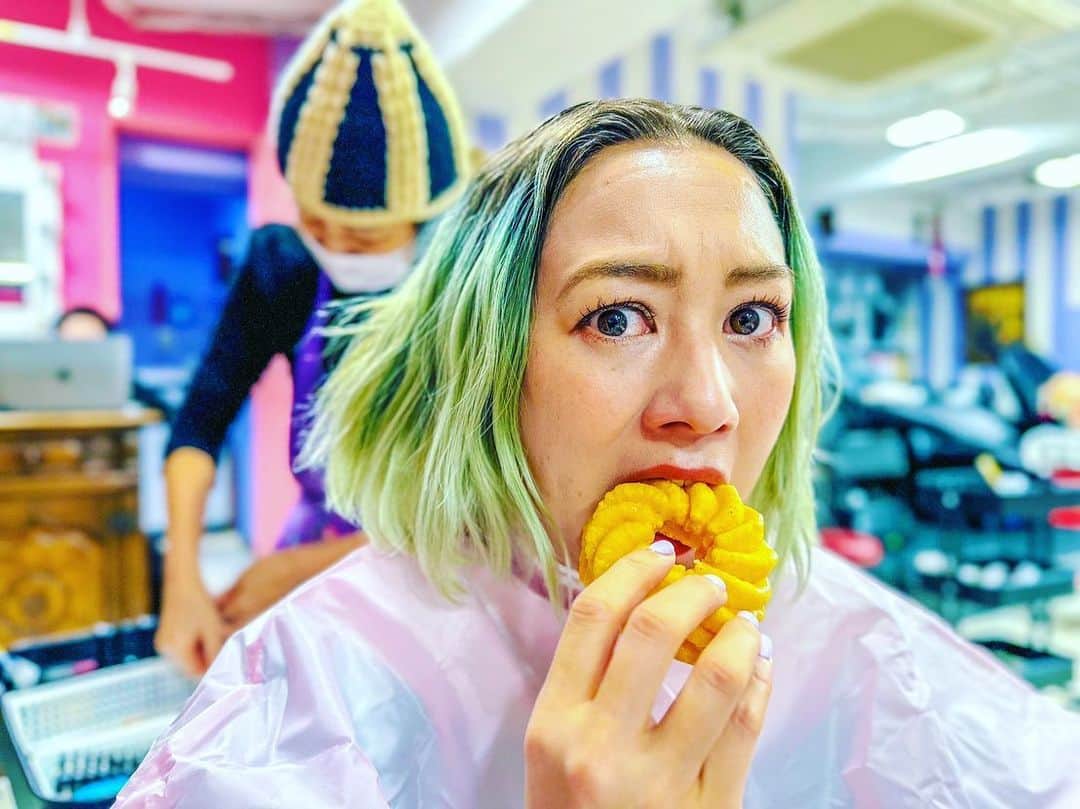 SHELLY（シェリー）さんのインスタグラム写真 - (SHELLY（シェリー）Instagram)「Before →After  8ヶ月ぶりのカットとカラー笑笑  思いの外ブリーチでしっかり色が抜けたので、そのつもりじゃなかったけど思い切って変えたよね。  やっぱりkacoちゃんはわかってる。間違いない。今回もほぼお任せ。ついていきます。博多でもどこでも。ほんとありがとう。  #PR #めっちゃ可愛くしてくれたから謎のポーズリクエストにもちゃんと応えたよ #トーテムポールみたいなのはやってみたら可愛かったから使っちゃうよ #1枚目はフレンチクルーラーだよ #赤ちゃんはカラーとか待ってくれないから途中で授乳もするよ #peachpastelhair  #すぐミントグリーンに戻したらやっぱり赤系は手がかかるから嫌だったんだなって思って」2月20日 23時54分 - shelly_official_shelly