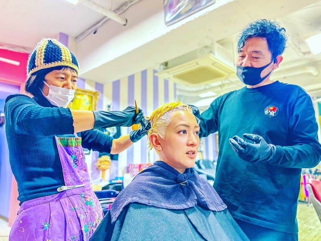 SHELLY（シェリー）さんのインスタグラム写真 - (SHELLY（シェリー）Instagram)「Before →After  8ヶ月ぶりのカットとカラー笑笑  思いの外ブリーチでしっかり色が抜けたので、そのつもりじゃなかったけど思い切って変えたよね。  やっぱりkacoちゃんはわかってる。間違いない。今回もほぼお任せ。ついていきます。博多でもどこでも。ほんとありがとう。  #PR #めっちゃ可愛くしてくれたから謎のポーズリクエストにもちゃんと応えたよ #トーテムポールみたいなのはやってみたら可愛かったから使っちゃうよ #1枚目はフレンチクルーラーだよ #赤ちゃんはカラーとか待ってくれないから途中で授乳もするよ #peachpastelhair  #すぐミントグリーンに戻したらやっぱり赤系は手がかかるから嫌だったんだなって思って」2月20日 23時54分 - shelly_official_shelly
