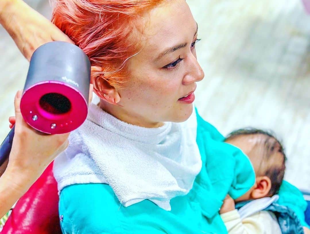 SHELLY（シェリー）さんのインスタグラム写真 - (SHELLY（シェリー）Instagram)「Before →After  8ヶ月ぶりのカットとカラー笑笑  思いの外ブリーチでしっかり色が抜けたので、そのつもりじゃなかったけど思い切って変えたよね。  やっぱりkacoちゃんはわかってる。間違いない。今回もほぼお任せ。ついていきます。博多でもどこでも。ほんとありがとう。  #PR #めっちゃ可愛くしてくれたから謎のポーズリクエストにもちゃんと応えたよ #トーテムポールみたいなのはやってみたら可愛かったから使っちゃうよ #1枚目はフレンチクルーラーだよ #赤ちゃんはカラーとか待ってくれないから途中で授乳もするよ #peachpastelhair  #すぐミントグリーンに戻したらやっぱり赤系は手がかかるから嫌だったんだなって思って」2月20日 23時54分 - shelly_official_shelly