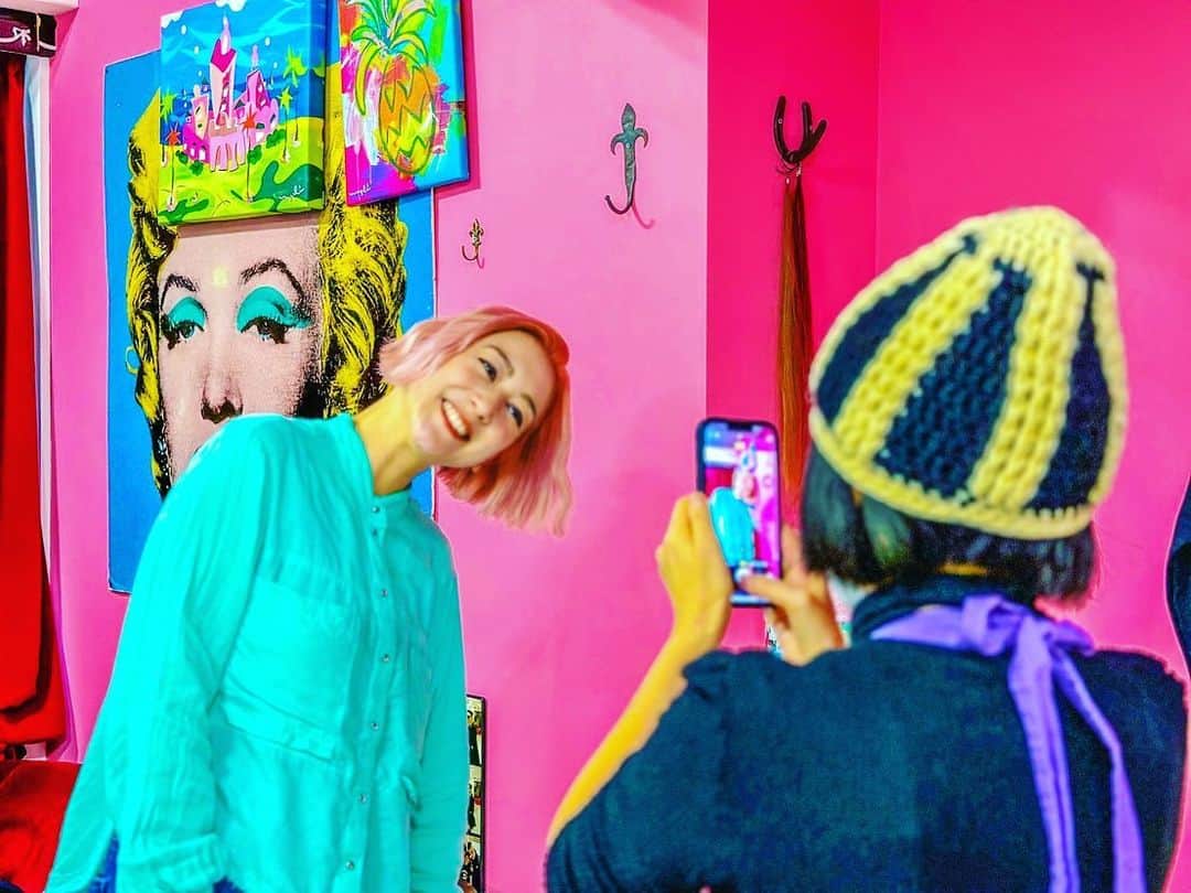 SHELLY（シェリー）さんのインスタグラム写真 - (SHELLY（シェリー）Instagram)「Before →After  8ヶ月ぶりのカットとカラー笑笑  思いの外ブリーチでしっかり色が抜けたので、そのつもりじゃなかったけど思い切って変えたよね。  やっぱりkacoちゃんはわかってる。間違いない。今回もほぼお任せ。ついていきます。博多でもどこでも。ほんとありがとう。  #PR #めっちゃ可愛くしてくれたから謎のポーズリクエストにもちゃんと応えたよ #トーテムポールみたいなのはやってみたら可愛かったから使っちゃうよ #1枚目はフレンチクルーラーだよ #赤ちゃんはカラーとか待ってくれないから途中で授乳もするよ #peachpastelhair  #すぐミントグリーンに戻したらやっぱり赤系は手がかかるから嫌だったんだなって思って」2月20日 23時54分 - shelly_official_shelly