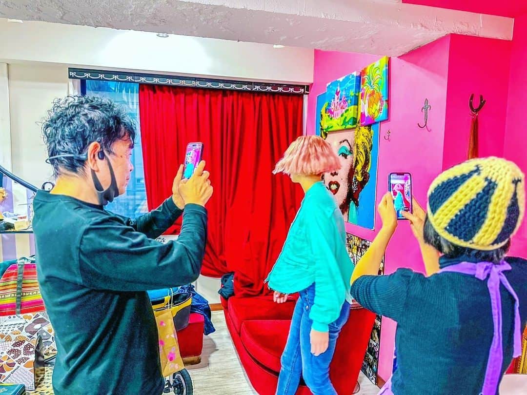 SHELLY（シェリー）さんのインスタグラム写真 - (SHELLY（シェリー）Instagram)「Before →After  8ヶ月ぶりのカットとカラー笑笑  思いの外ブリーチでしっかり色が抜けたので、そのつもりじゃなかったけど思い切って変えたよね。  やっぱりkacoちゃんはわかってる。間違いない。今回もほぼお任せ。ついていきます。博多でもどこでも。ほんとありがとう。  #PR #めっちゃ可愛くしてくれたから謎のポーズリクエストにもちゃんと応えたよ #トーテムポールみたいなのはやってみたら可愛かったから使っちゃうよ #1枚目はフレンチクルーラーだよ #赤ちゃんはカラーとか待ってくれないから途中で授乳もするよ #peachpastelhair  #すぐミントグリーンに戻したらやっぱり赤系は手がかかるから嫌だったんだなって思って」2月20日 23時54分 - shelly_official_shelly