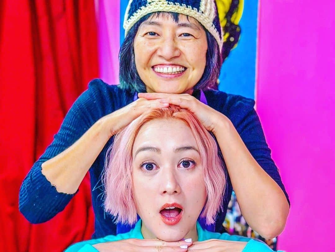 SHELLY（シェリー）さんのインスタグラム写真 - (SHELLY（シェリー）Instagram)「Before →After  8ヶ月ぶりのカットとカラー笑笑  思いの外ブリーチでしっかり色が抜けたので、そのつもりじゃなかったけど思い切って変えたよね。  やっぱりkacoちゃんはわかってる。間違いない。今回もほぼお任せ。ついていきます。博多でもどこでも。ほんとありがとう。  #PR #めっちゃ可愛くしてくれたから謎のポーズリクエストにもちゃんと応えたよ #トーテムポールみたいなのはやってみたら可愛かったから使っちゃうよ #1枚目はフレンチクルーラーだよ #赤ちゃんはカラーとか待ってくれないから途中で授乳もするよ #peachpastelhair  #すぐミントグリーンに戻したらやっぱり赤系は手がかかるから嫌だったんだなって思って」2月20日 23時54分 - shelly_official_shelly
