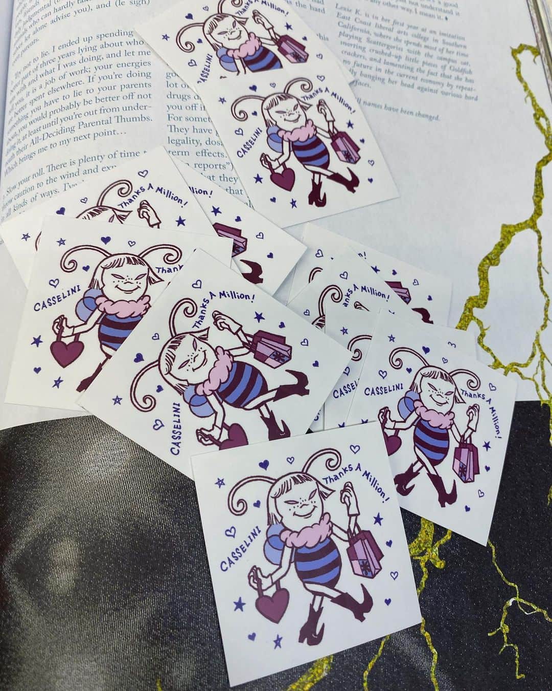 Nana Ninomiyaのインスタグラム：「illustration by @80s_planet 👽🧩 online shop 5周年キャンペーンのビジュアルだけじゃなく、ステッカーとキーホルダーも作ってくれました🤝🏽 原画キーホルダーは表がイラスト、裏はコラージュが綴じ込められててめちゃくちゃカワイイ🐝💘 4枚目動画のやつをお先にgetしてしまいました @casselini_official」
