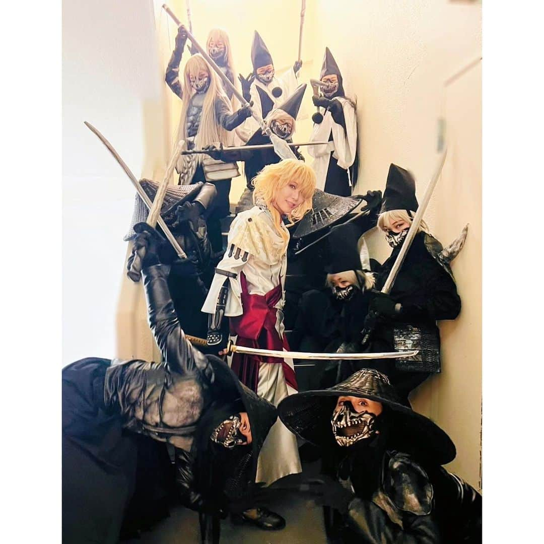 綾凰華さんのインスタグラム写真 - (綾凰華Instagram)「.  舞台『刀剣乱舞』禺伝　矛盾源氏物語 大千穐楽を迎えることができました。 連日沢山のお客様に足をお運び頂き、 その温かさに何度も胸が震えました。 感謝の気持ちでいっぱいです。  ありがとうございましたの投稿させて頂きたいと思いますが、とっても長くなりました‼︎🙌🏻💦 最長記録かも…‼︎ 皆さまのことをお話しさせて頂きましたら 最後にこの作品を通しての「一文字則宗」への思いを綴らせて頂こうと思います。  それではまず 刀剣男士の皆さま⚔️😊 #七海ひろき さん、#彩凪翔 さん、#麻央侑希 さん、#澄輝さやと さん、#汐月しゅう さん 再びこうして、同じ舞台に立たせて頂けたこと、本当に当たり前ではない奇跡だと思います。共に闘い、過ごした時間、また新たなかけがえのない宝物となりました。 優しいみなさまにいっぱい甘えてしまいましたが、本当にありがとうございます。  光源氏、歴史上・物語上人物の皆さま✨ #瀬戸かずや さん #皆本麻帆 さん、#梅田彩佳 さん、#橘二葉 さん、#井上怜愛 さん、#永田紗茅 さん、#兵頭祐香 さん、#山城沙羅 さん、#岡田六花 さん 物語のなかで懸命に生きる人々、 物語を守る人、物語を愛する人。 その姿に胸を打たれないわけがなかったです。 立場は違えども、こんなにも「物語」に思いを寄せる人がいるのだと、どうしようもないほど苦しくなったり、愛おしくなったりしました。 大切なお芝居のシーンでご一緒さけて頂けて、本当に幸せでした。  そして #池田実桜 さん、#磯優貴乃 さん、#大森ほのか さん、#倉知あゆか さん、#櫻原智美 さん、#高橋孝衣 さん、#手塚早愛 さん、#中畑眸 さん、#兵頭茜 さん、#廣瀬水美 さん、#本間汐莉 さん、#本吉南美 さん 心から尊敬する皆さま🥲 アクションシーンでは、大げさかもしれないけどいつも、生きるか死ぬかのようなそんな集中力の中で、全力で刀を交わし、はじめは上手く噛み合わなかった部分も、沢山一緒にお稽古させて頂き、殺陣の中でどんどんと信頼の絆が生まれていくような、そんな貴重な経験をさせて頂きました。 殺陣以外にも数々のお役をこなされる姿が本当に本当にかっこよかったです。  そして最後に、一文字則宗へ。 刀剣乱舞を愛される皆さまには私より もっともっと広い見識をお持ちだと思いますが 一文字則宗と向き合い生きた時間で 私が感じたこと、思ったことを 僭越ながら書き残させて頂きたいと思います。  則宗として生きる中で 心に刺さる言葉がいくつもありました。 けれども公演を重ねる毎に、 それすらも則宗は受け入れて 日に日に強くなり、前に進んでいくのを感じました。  こうしてこの世界に携わらせて頂き 幕が開けて、温かい拍手の音を聞いている時 一文字則宗、そして刀剣乱舞が 多くの方に愛されている事を ひしひしと身をもって感じる日々でした。 彼は「歴史」では、「天才剣士」のぬくもりを知らない でも彼を愛してくれる人が、こんなにいらっしゃる、そのぬくもりは嘘ではない。だから闘える。 そう思うと 私自身が、舞台袖で、不安と緊張でいつもできるだろうか、と自問自答している時 「できる」といつでも余裕の微笑みで言ってくれました。 私にとっては、それは皆さまの愛があったからだと思っています。 末満さんの言葉の力と、美しい演出のお力により ラストシーンでは役と自分の境界線が無くなるようなそんな不思議な体験をしました。  きっともっともっと表現できたはずと 全力で向き合ったけれど、課題はいっぱい。 それくらい、一文字則宗の心は計り知れないほど深いのだと思います。  伝えたい思いは感謝の思いです。 情熱溢れるスタッフの皆さま 共に闘えた出演者の皆さま そして、沢山の愛を下さいましたお客様 最後に、一文字則宗。 本当にありがとうございました。 この経験、思いを胸にまた新たに頑張ります。  #綾凰華  お化粧前の写真 Twitterの方にも載せさせて頂いたのですが 日枝神社さんのミニチュア則宗と そのお隣のお守りは宝塚在団中 2018年雪組全国ツアー公演「誠の群像」で 沖田総司役をさせて頂いた時 土方さん演じる望さん（#望海風斗 さん）より 頂いた沖田家の家紋のお守りです。 楽屋の自分の大事なスポット😊‼︎  FC members only blogも また投稿しますので少々お待ちを〜🥲💦」2月21日 0時04分 - aya_o_ka