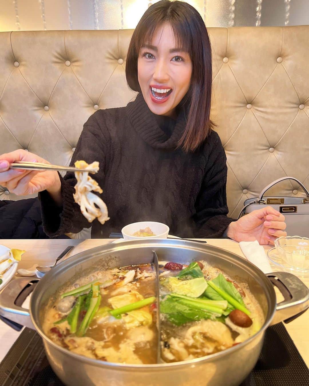 のインスタグラム：「火鍋ランチからの @chocozap_official ちょこざっぷへ✨☺️ この日は友達と火鍋で食べ過ぎ、ちょうど1時間くらい空いていたので、私服のままサクっと有酸素と筋トレしてきました😆 こんな感じでちょっと空き時間あったら予約とかもしなくていいし、フラっと寄れるのが最高🥰 使い放題月額2980円とめっちゃ安い😆 出勤前や仕事帰り、買い物の合間とかにサクっと運動したい方にめちゃオススメ😋  紹介コードTR4LP90Pを入力すると最大1000円お得に入会できます🌟  #ちょこザップ#ライザップ#監修#虎ノ門#コンビニジム#トレーニング#ランニング#ウォーキング#トレーニング女子 #筋トレ#筋トレ女子#pr#火鍋#ランチ#火鍋ランチ#chocozap」